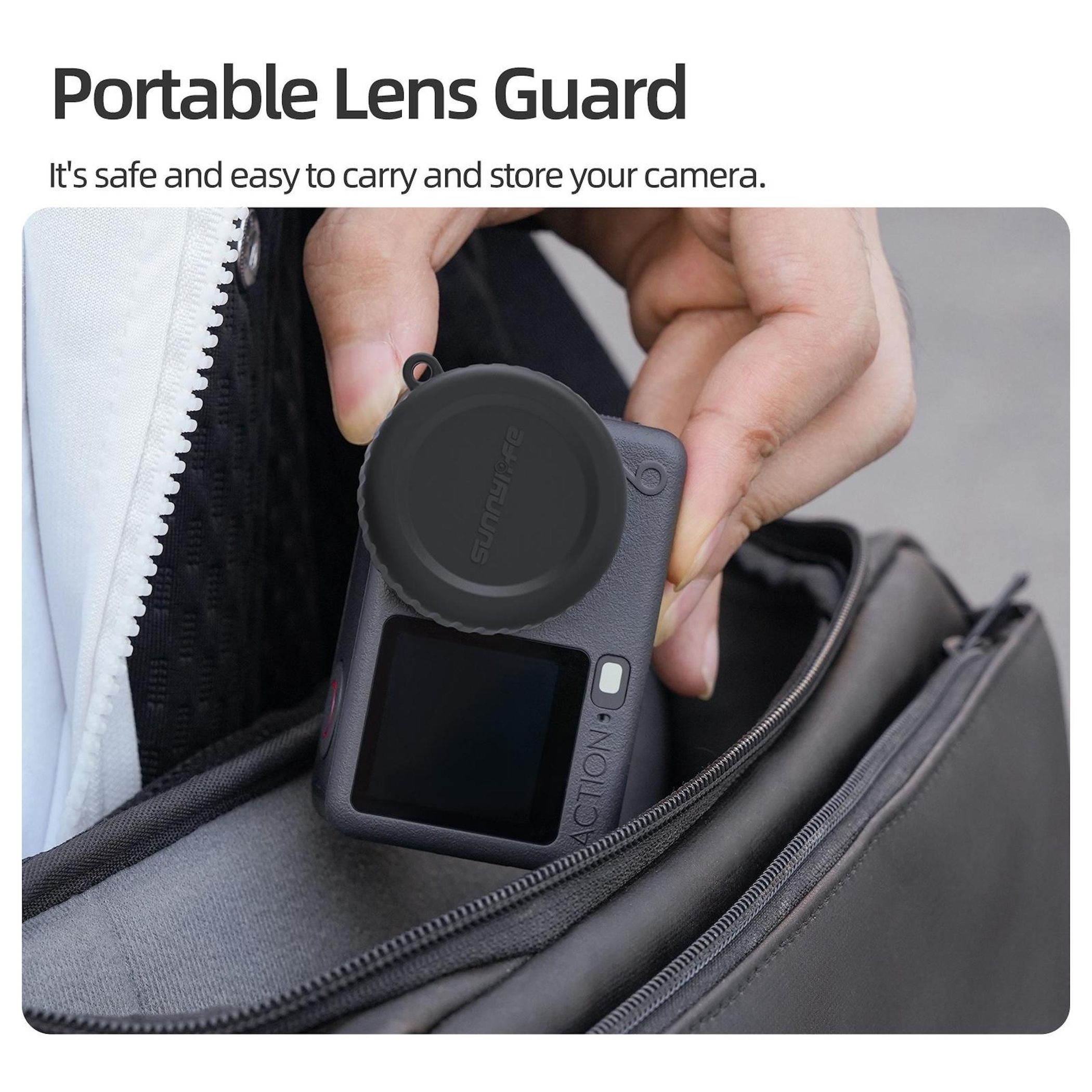 Eine Hand legt eine schwarze Objektivkappe auf eine Action-Kamera in einer Tasche.