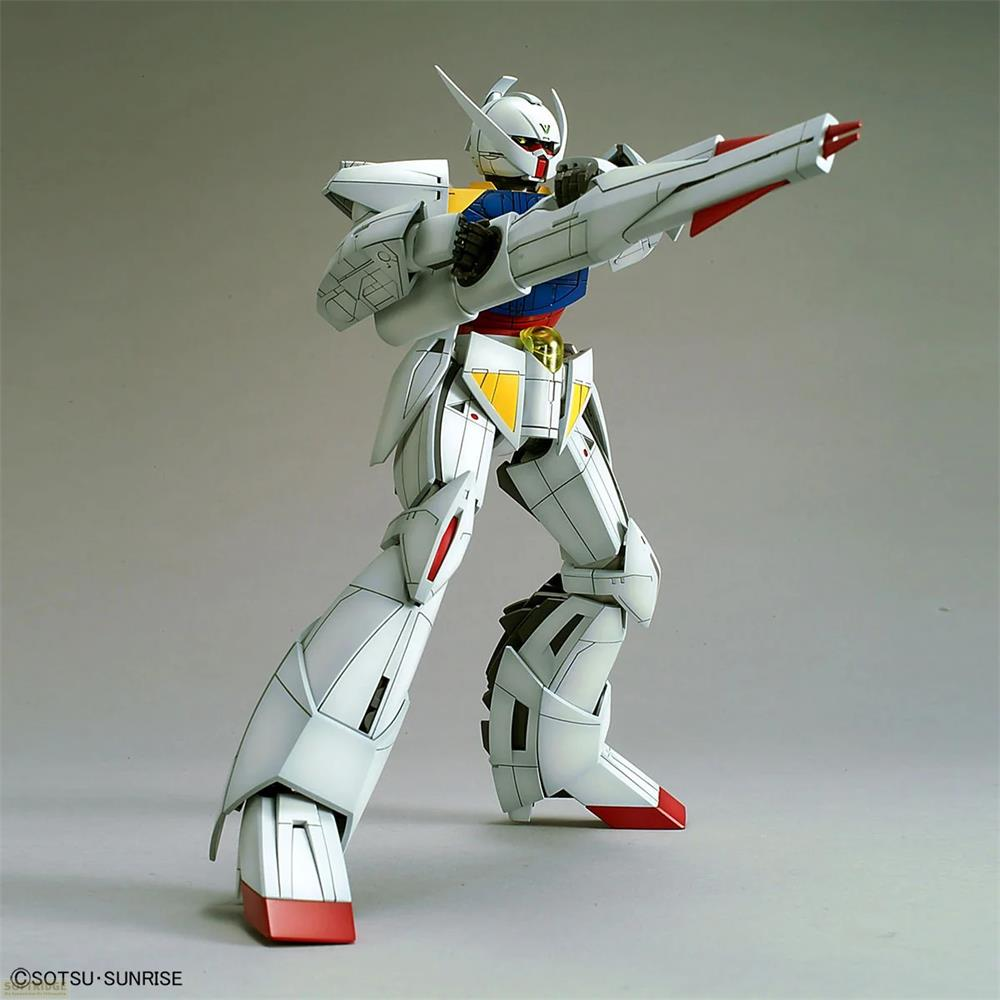 Ein weißes Gundam-Modell mit roten Akzenten, das ein großes Gewehr hält, dynamisch posiert.