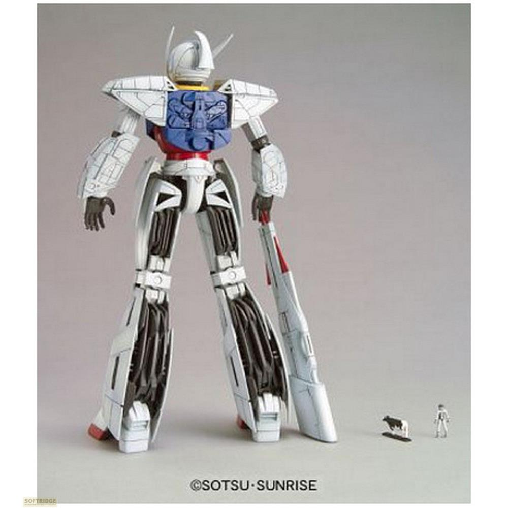 Ein weißer Mech mit roten und blauen Akzenten, neben einer Kuh und einer Figur.