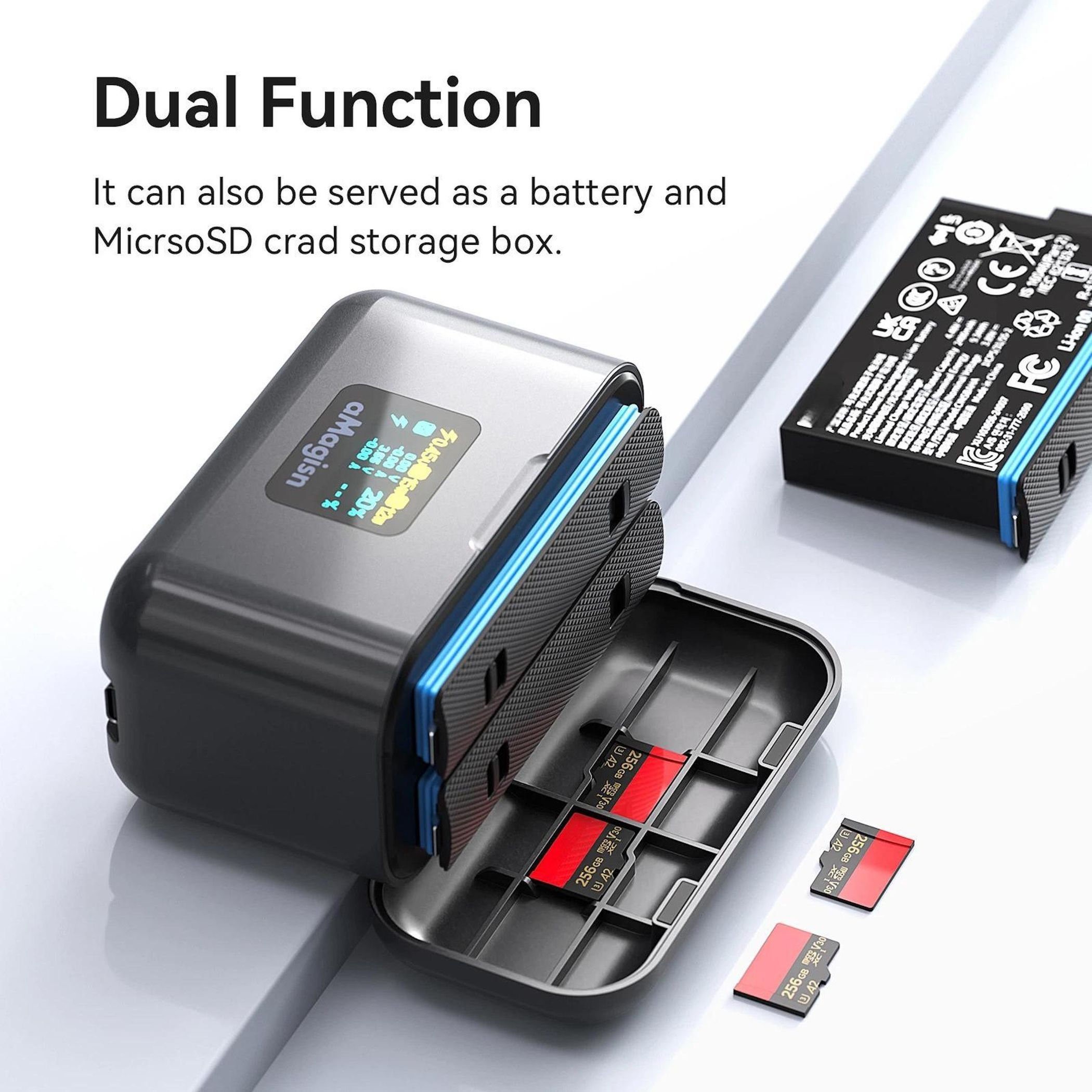Custodia grigia con due schede SD e una batteria accanto.