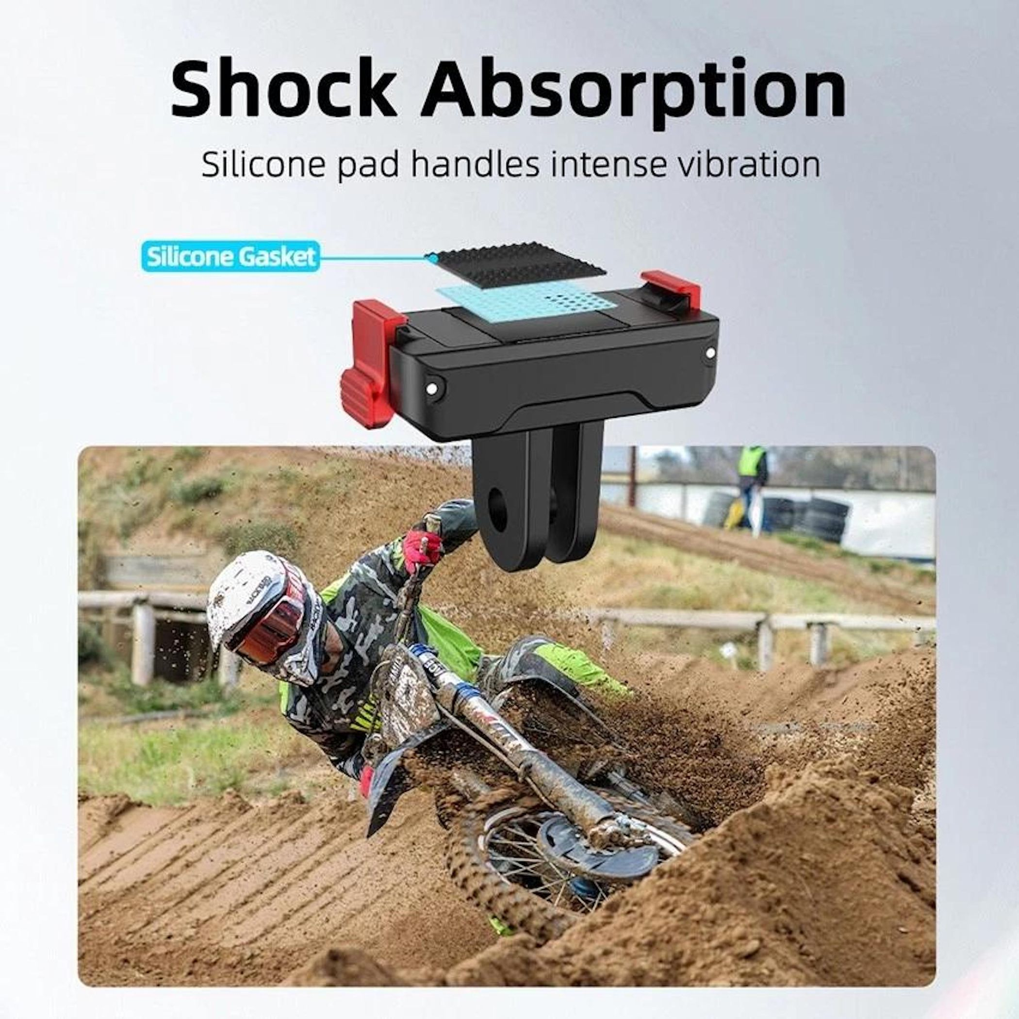 Ein Motocross-Fahrer fährt durch Schlamm, mit einer Halterung oben.