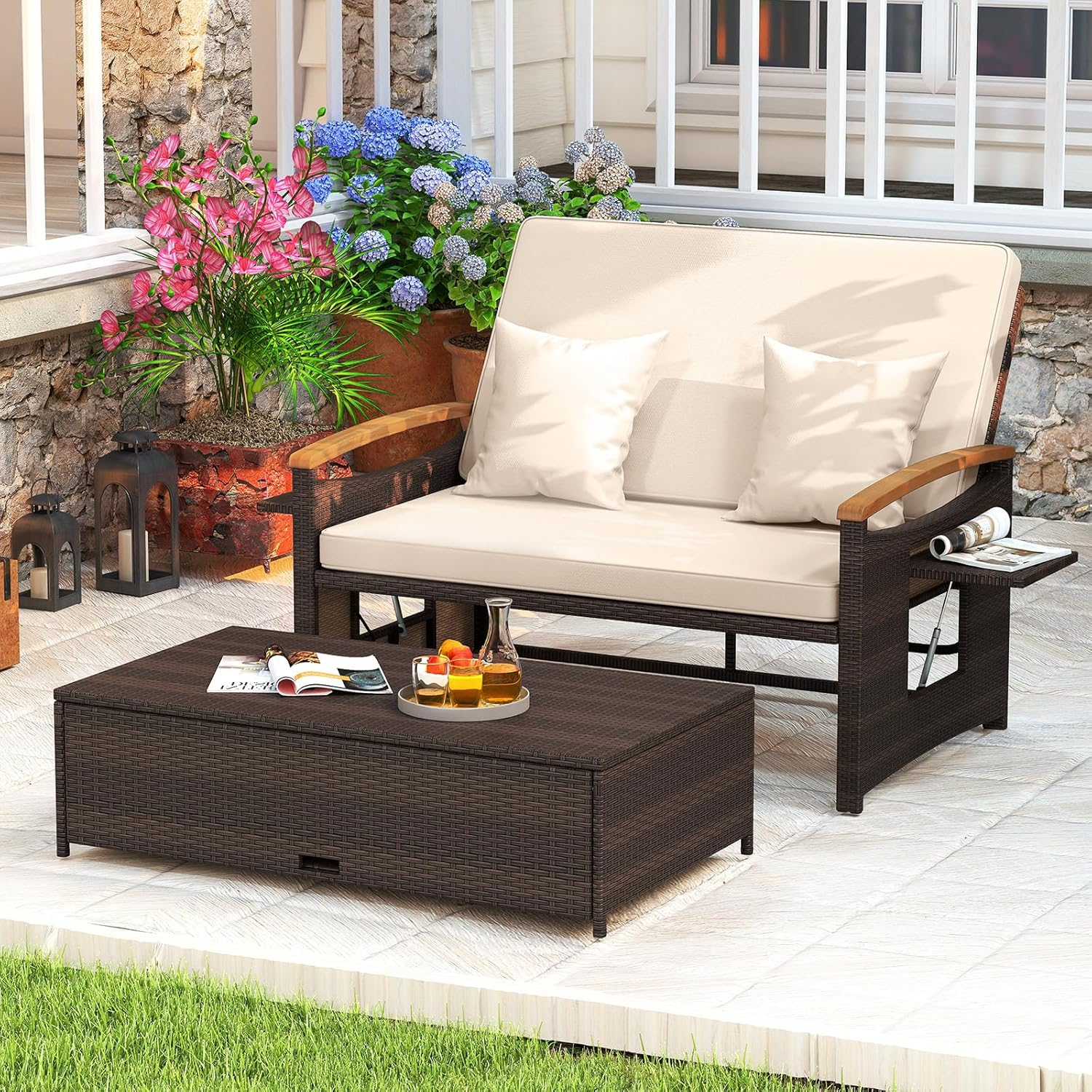 Outdoor-Sofa und Couchtisch mit Getränken und Büchern auf einer Terrasse.