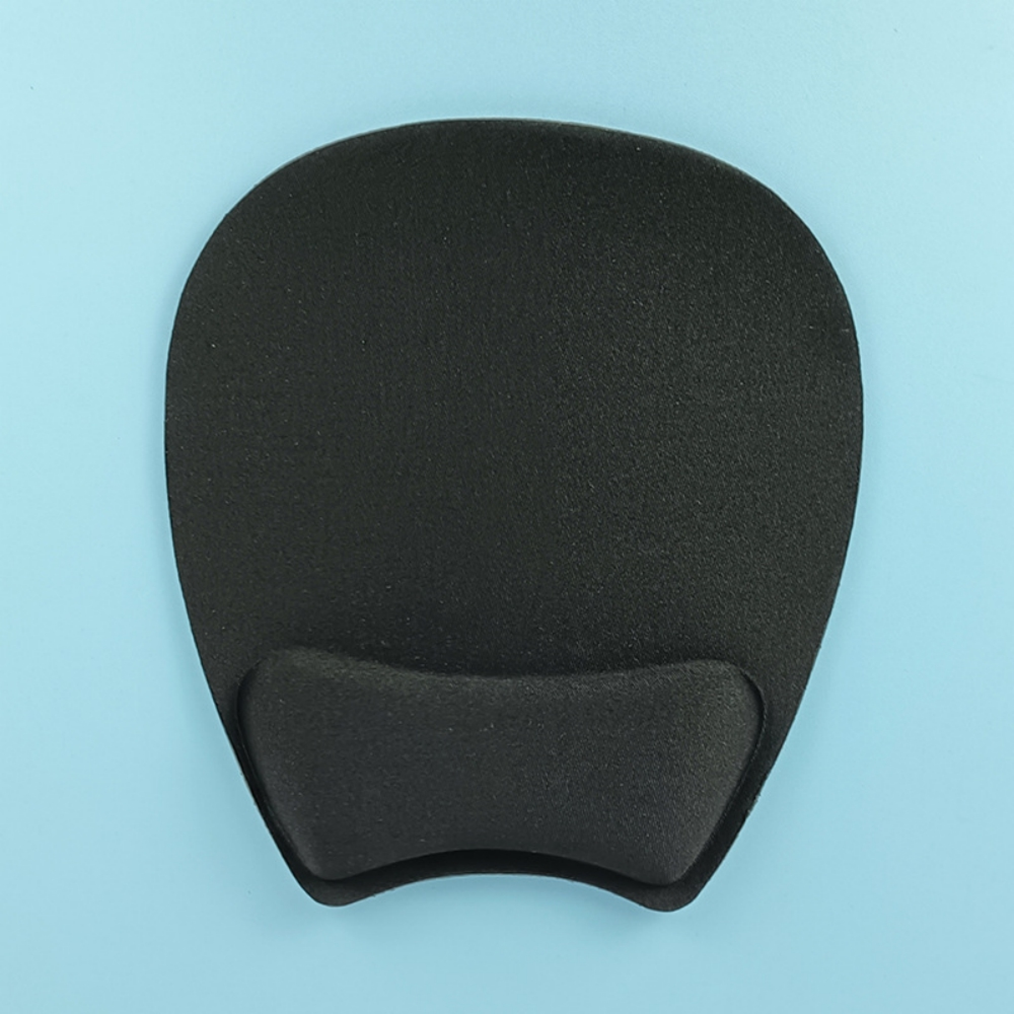 Schwarzes Mauspad mit Handgelenkauflage auf blauem Hintergrund.