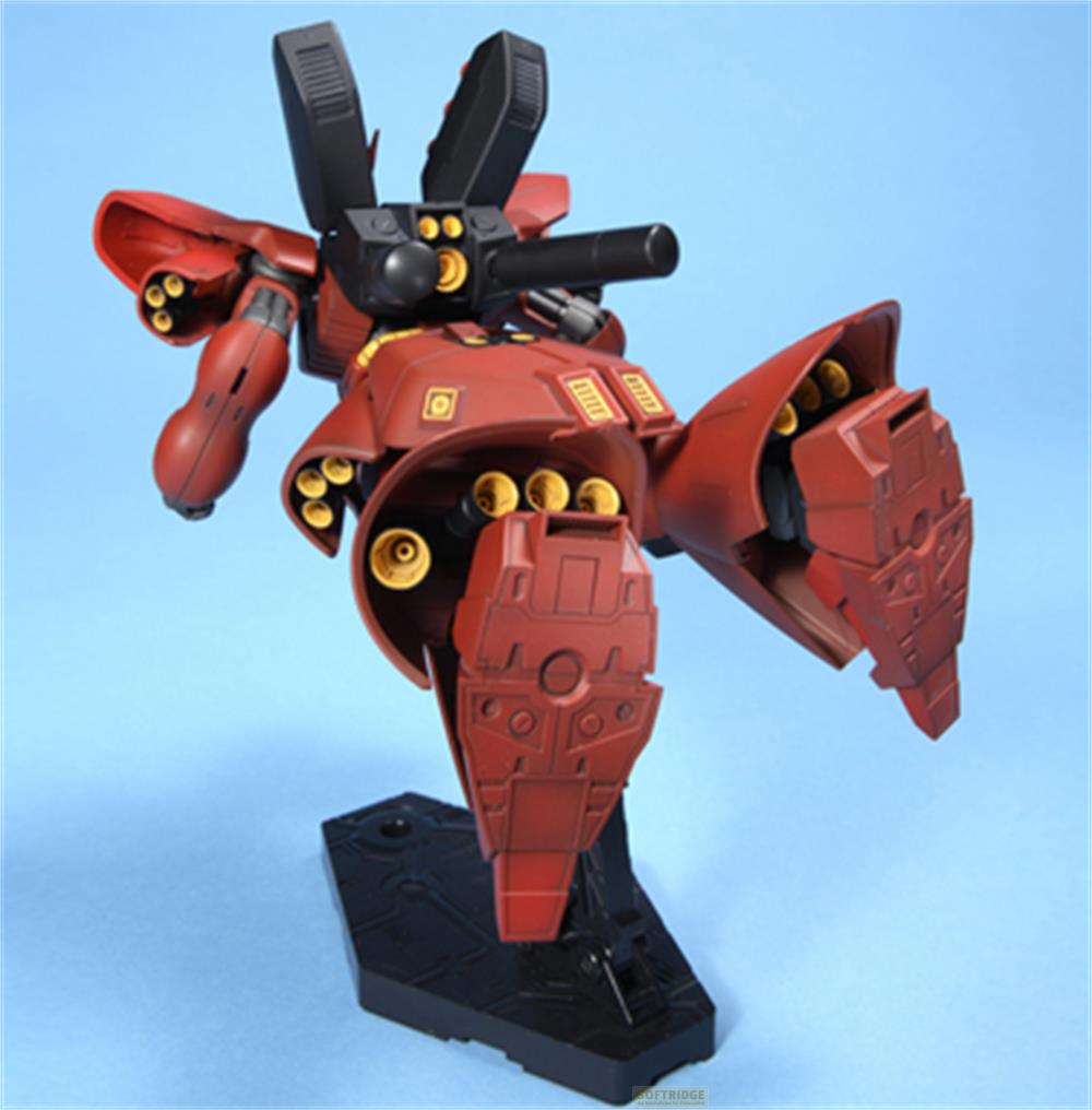 Ein roter, auf einem Ständer montierter Mech mit mehreren Waffen und gelben Akzenten.