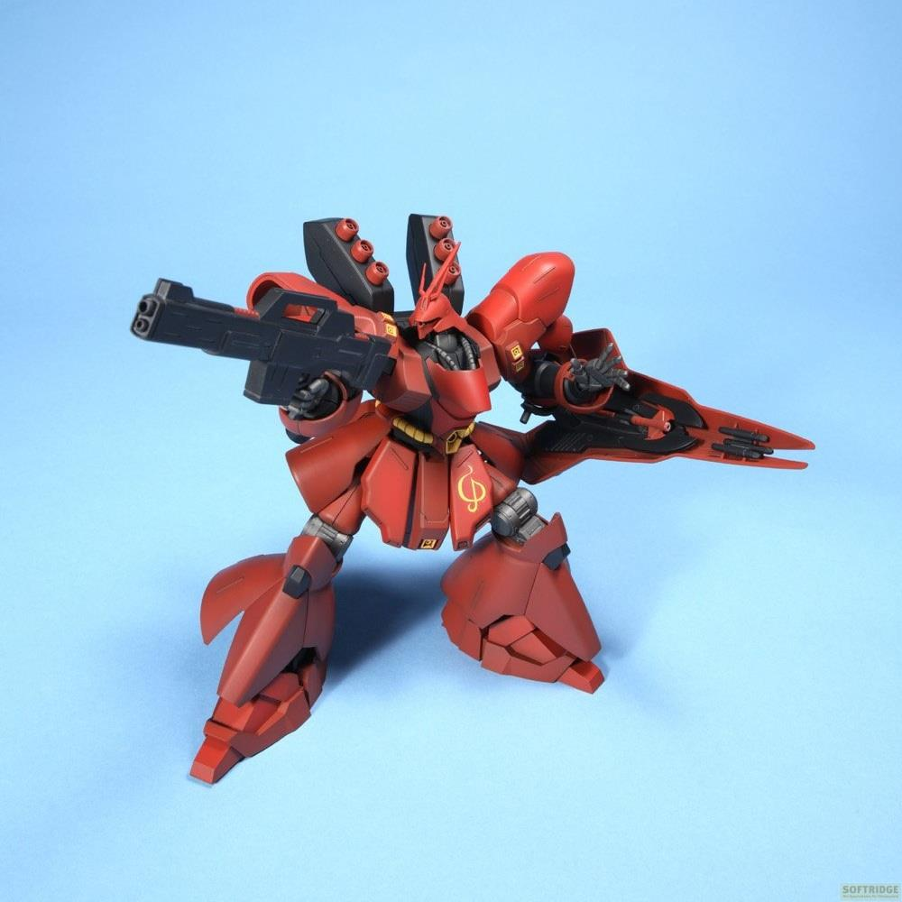 Rotes Robotermodell mit schwarzer Waffe und Schild, dynamisch auf blauem Hintergrund posiert.