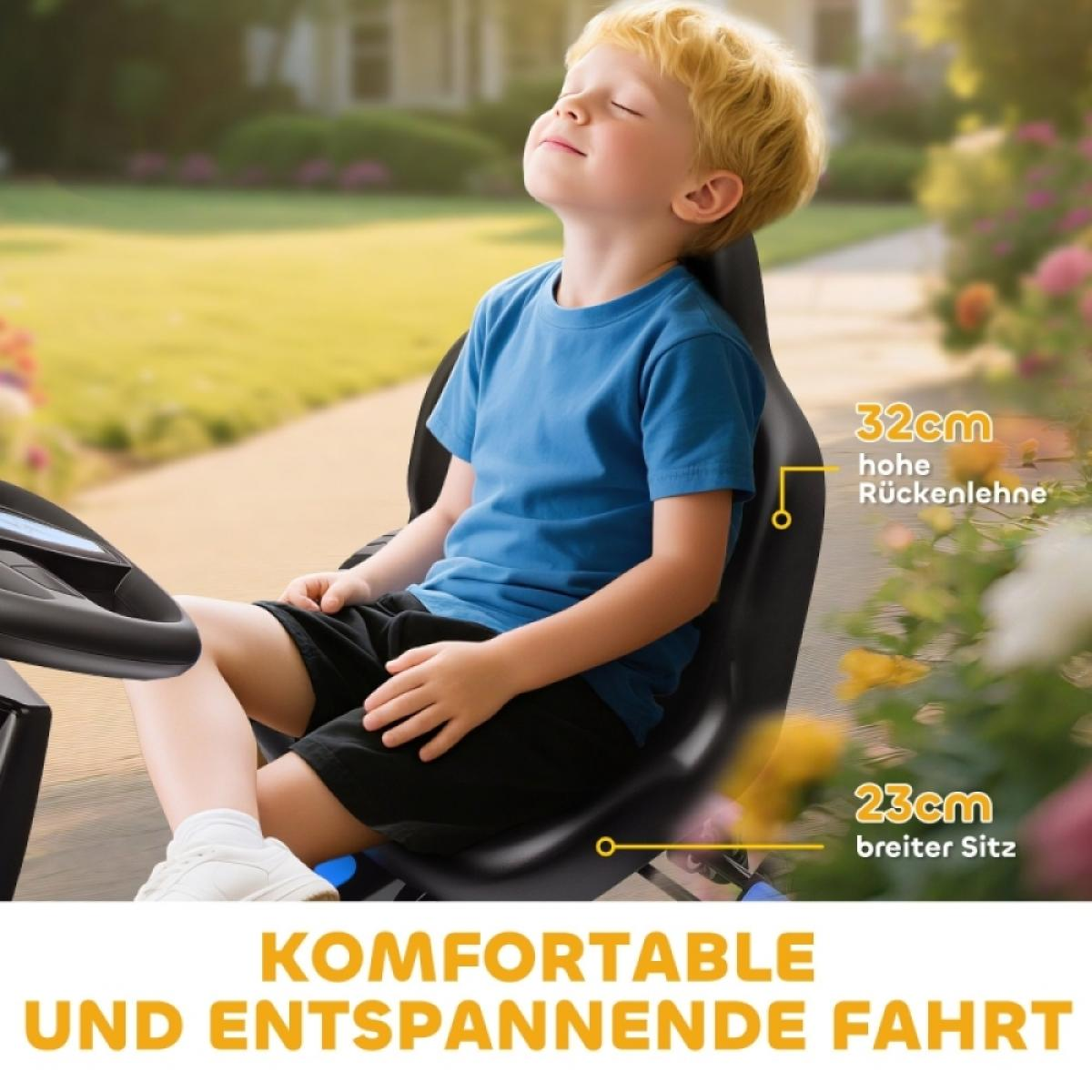 Blonder Junge im blauen Hemd genießt Fahrt im schwarzen Sitz, Augen geschlossen.