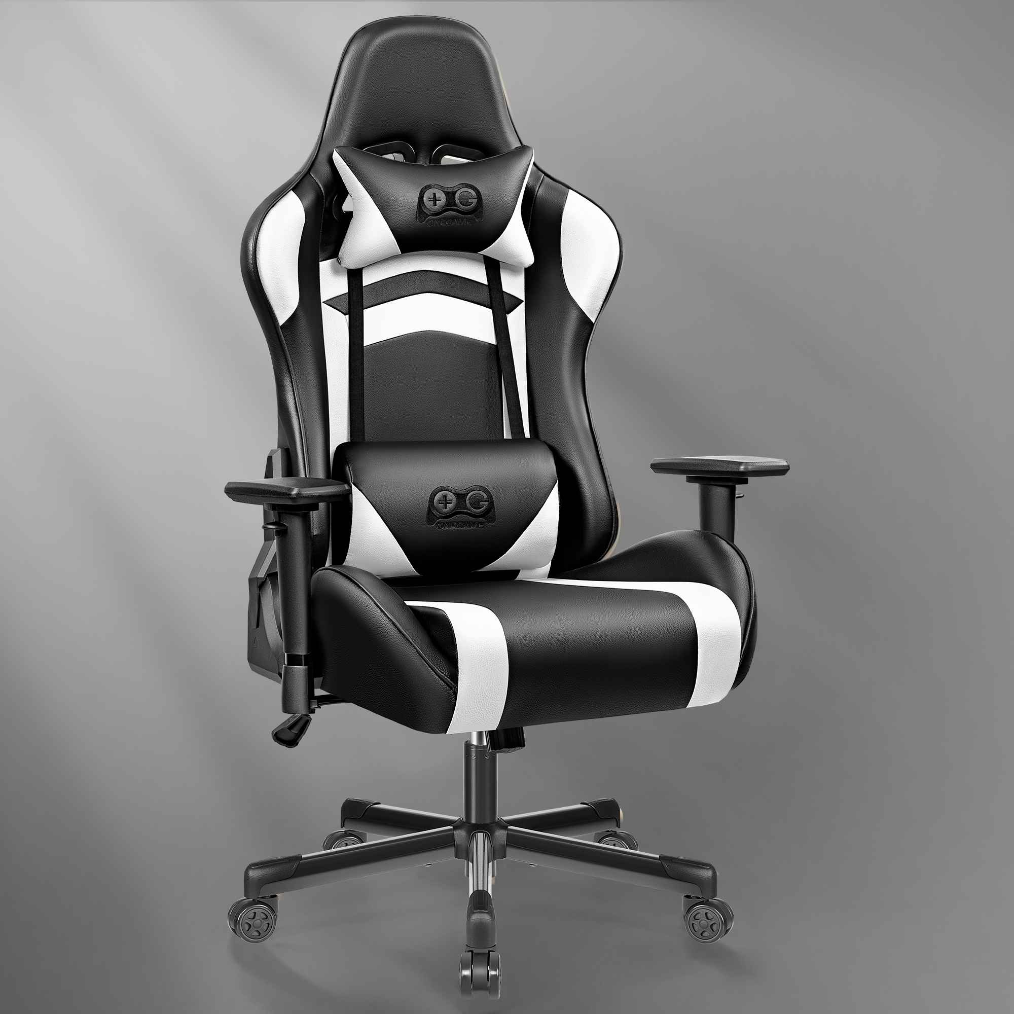 Ein schwarzer und weißer Gaming-Stuhl mit Rädern, Nackenkissen und Lendenkissen.