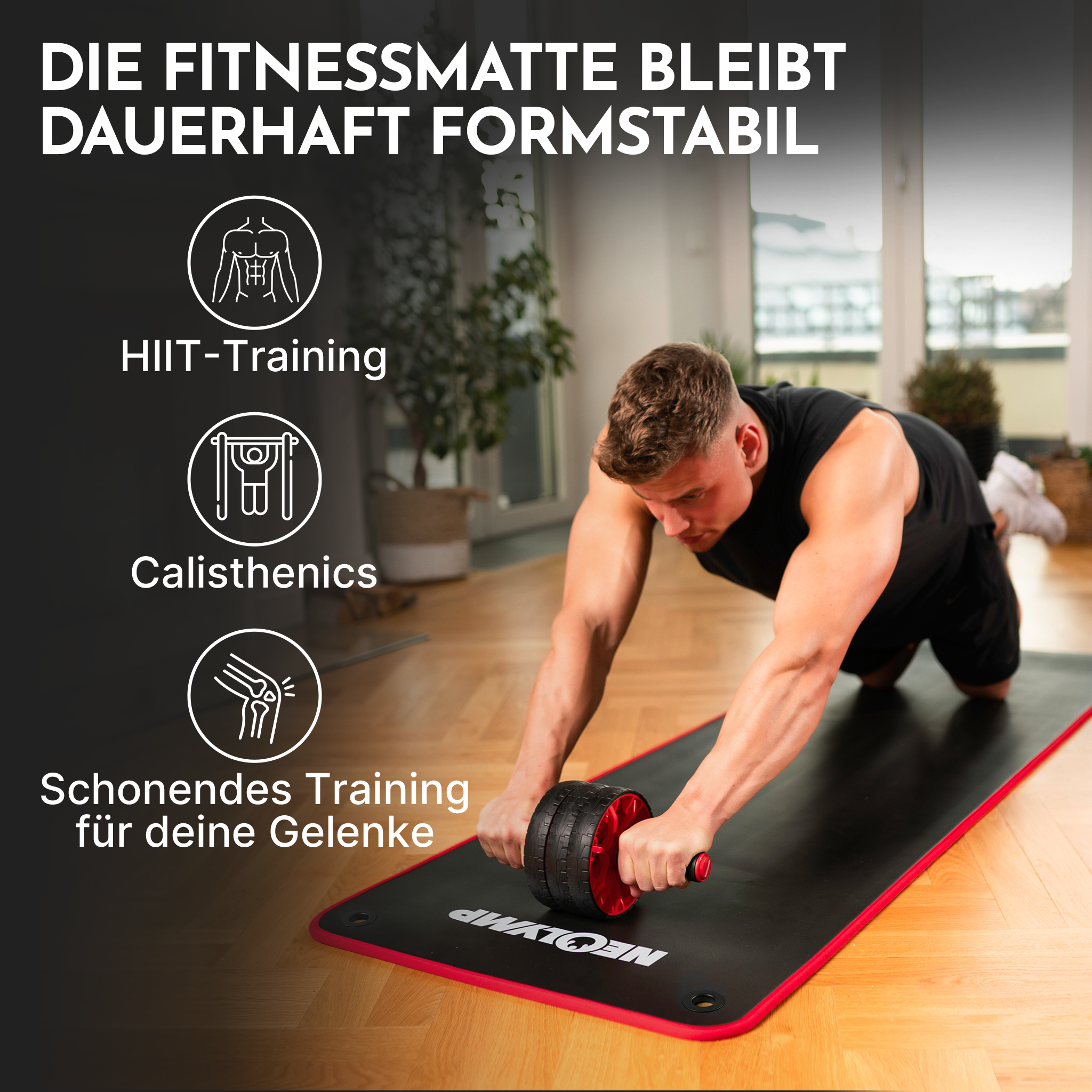 Mann auf Fitnessmatte mit Bauchrad für HIIT, Calisthenics, Gelenke.