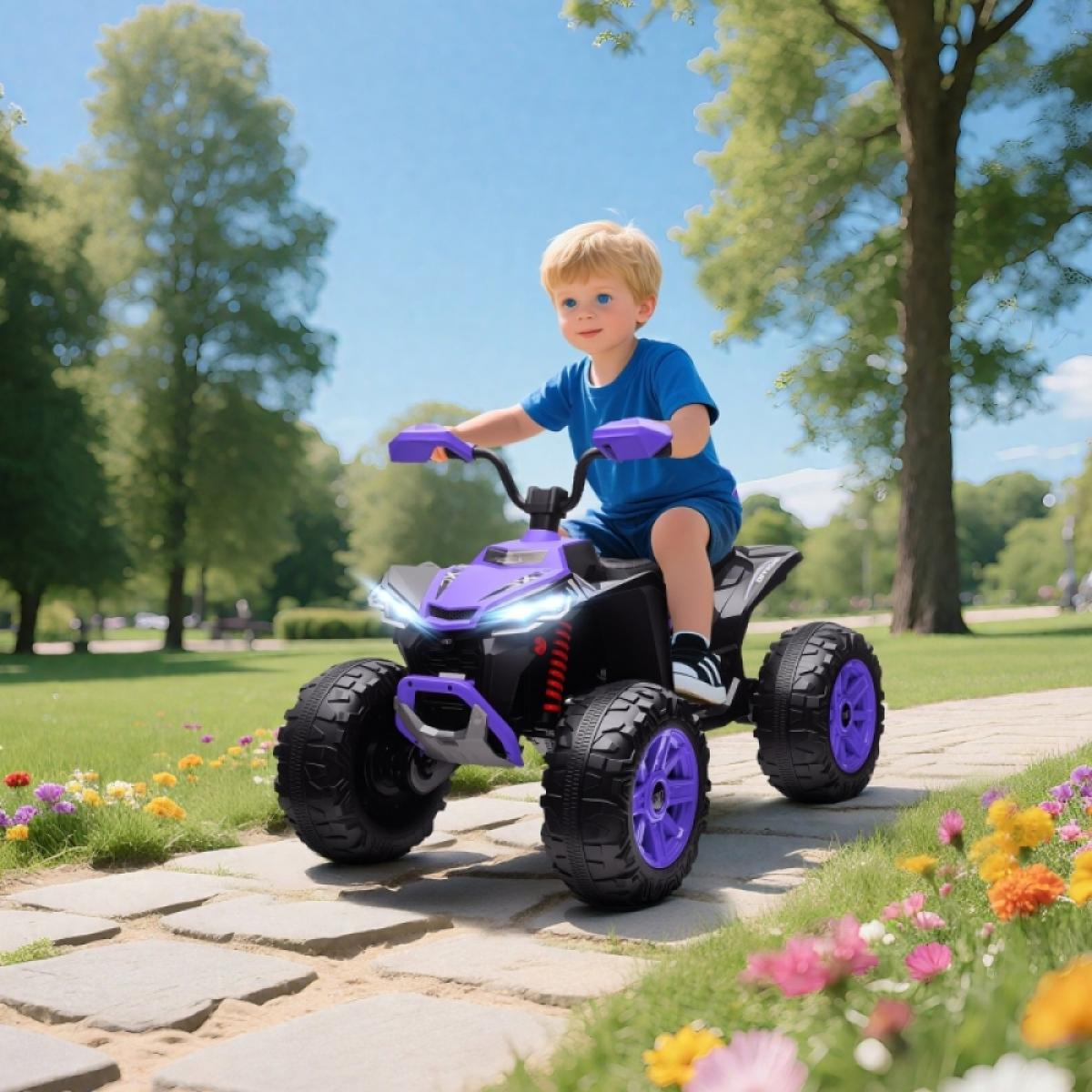 Ein kleiner Junge fährt ein lila Elektro-Quad auf einem Steinweg im Park.