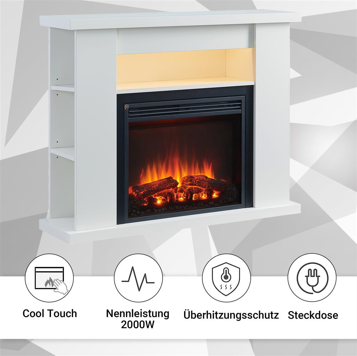Ein weißer Elektrokamin mit realistischen Flammen und Holzscheiten. Links ein Regal.