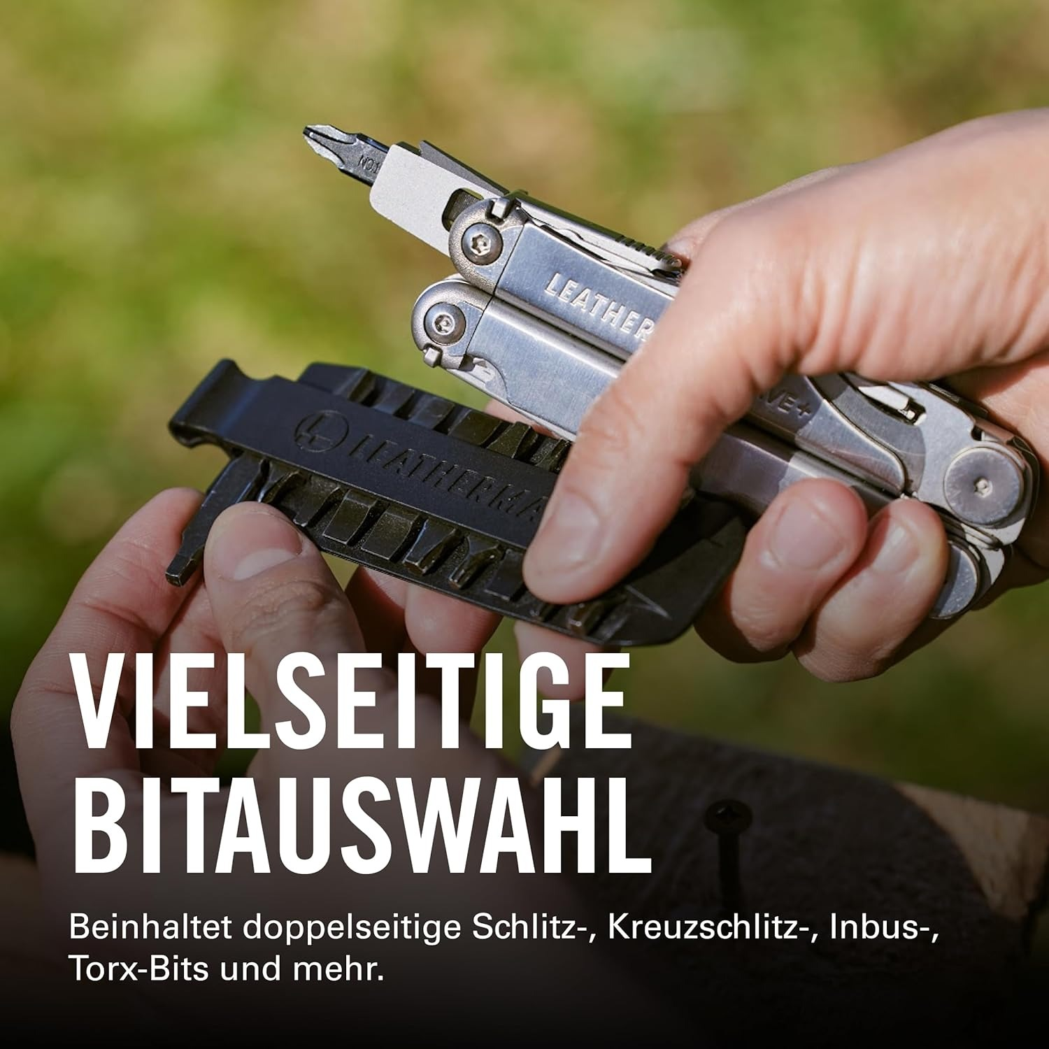 Hände halten Leatherman Werkzeug und Bit-Halter mit verschiedenen Bits.