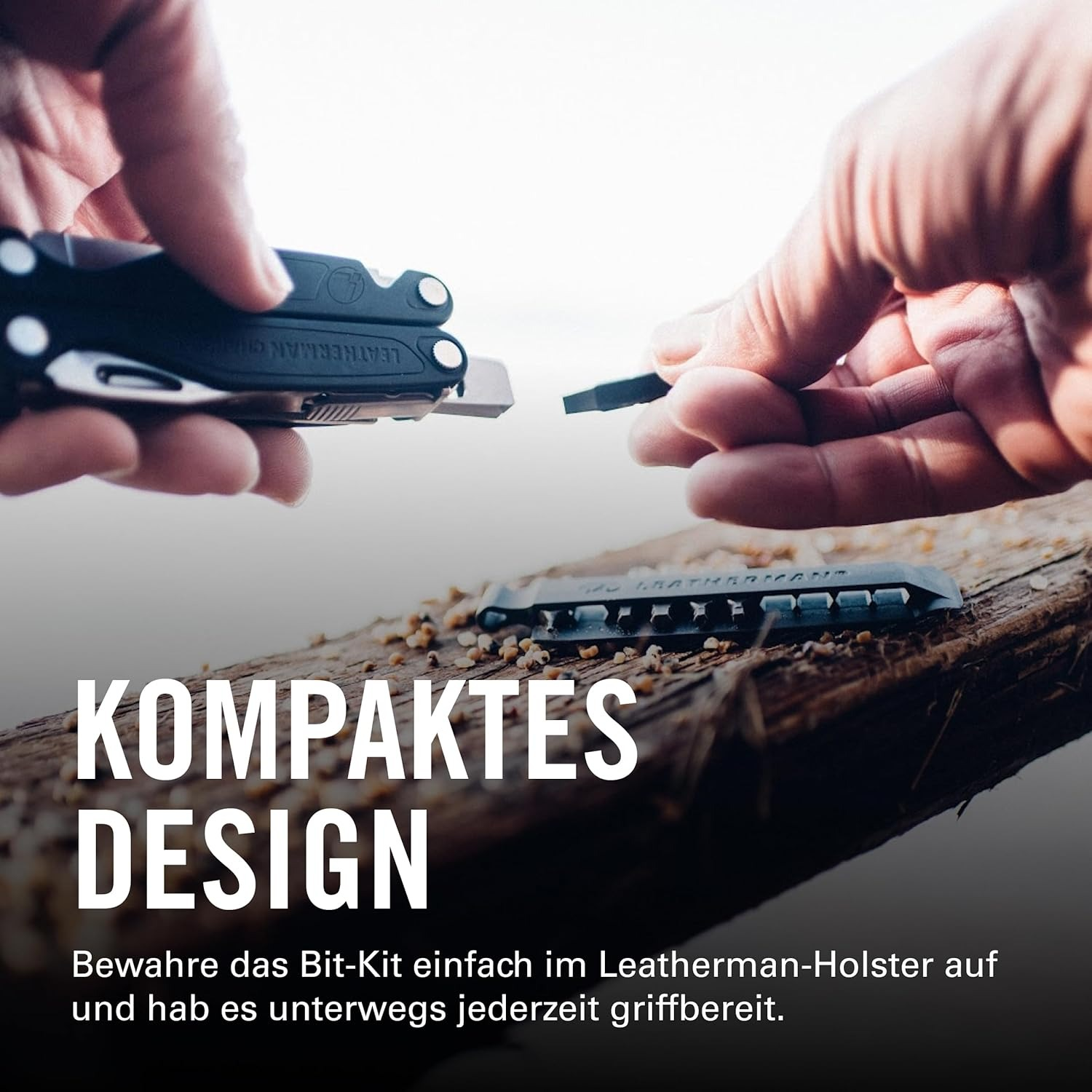 Hände halten Leatherman Werkzeug und Bit-Kit. Kompaktes Design.