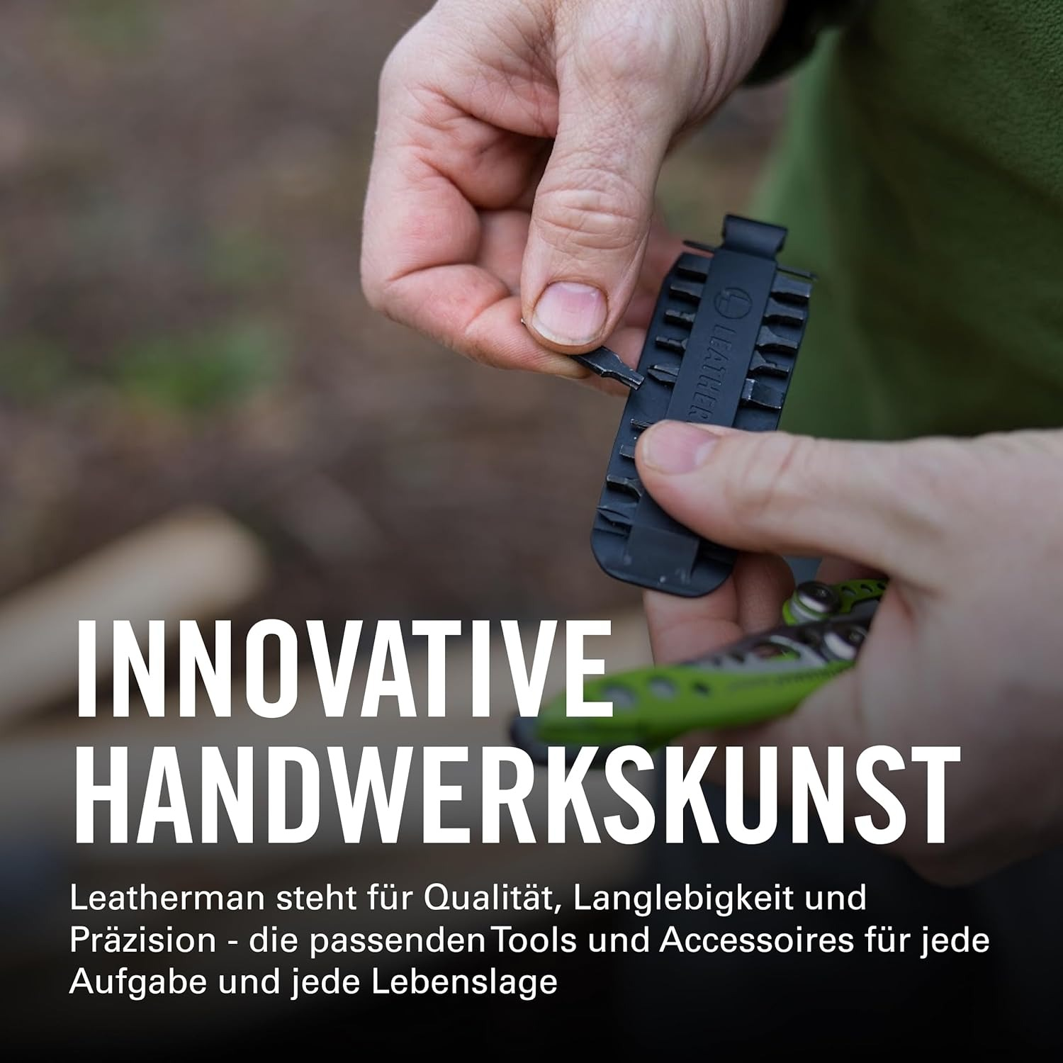 Hände wechseln Bit-Einsätze an einem schwarzen Werkzeug. Text: INNOVATIVE HANDWERKSKUNST.