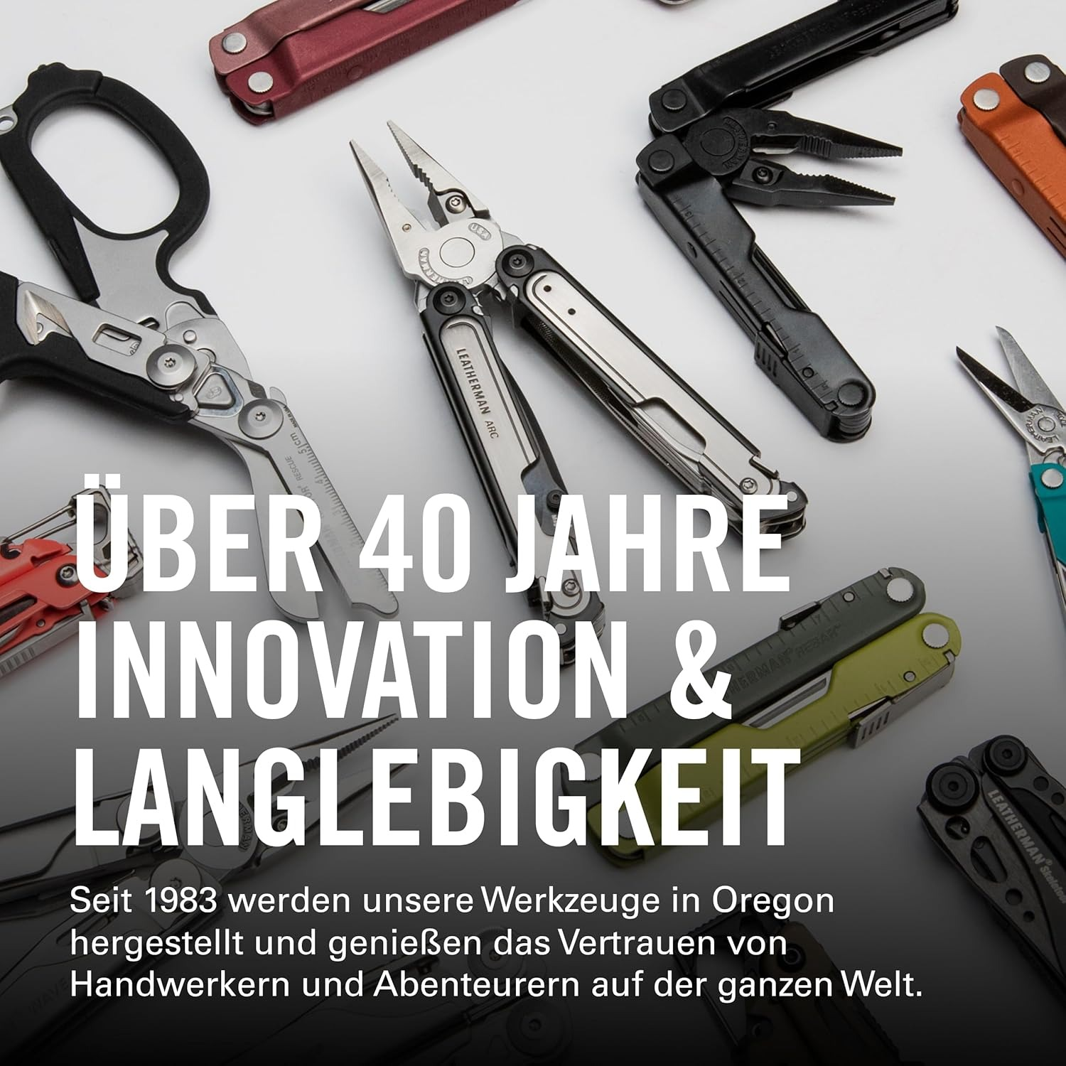 Vielfalt von Leatherman Werkzeugen, darunter eine Schere und Zangen, auf weißem Hintergrund.