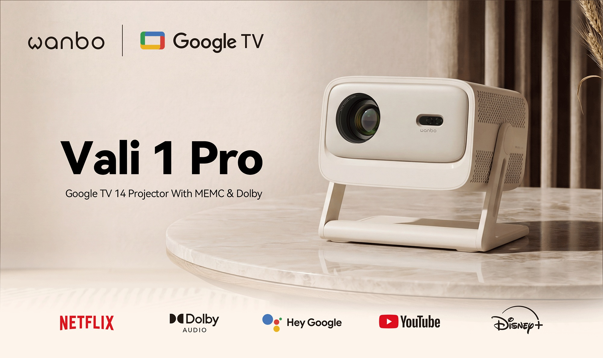 Un proiettore bianco Wanbo Vali 1 Pro con Google TV è su un tavolo.