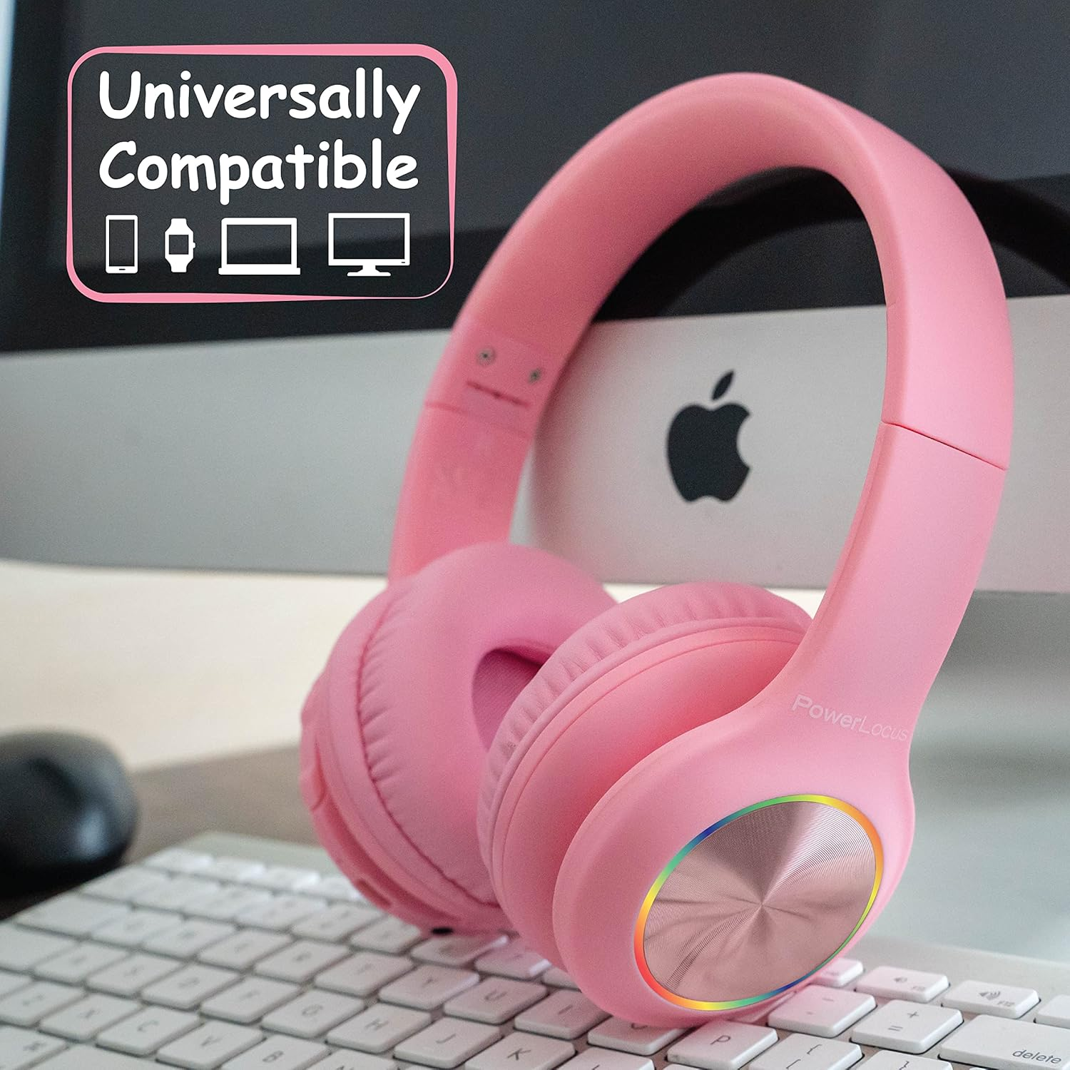 Un casque rose repose sur un clavier à côté d'un logo Apple et d'icônes de compatibilité universelle.