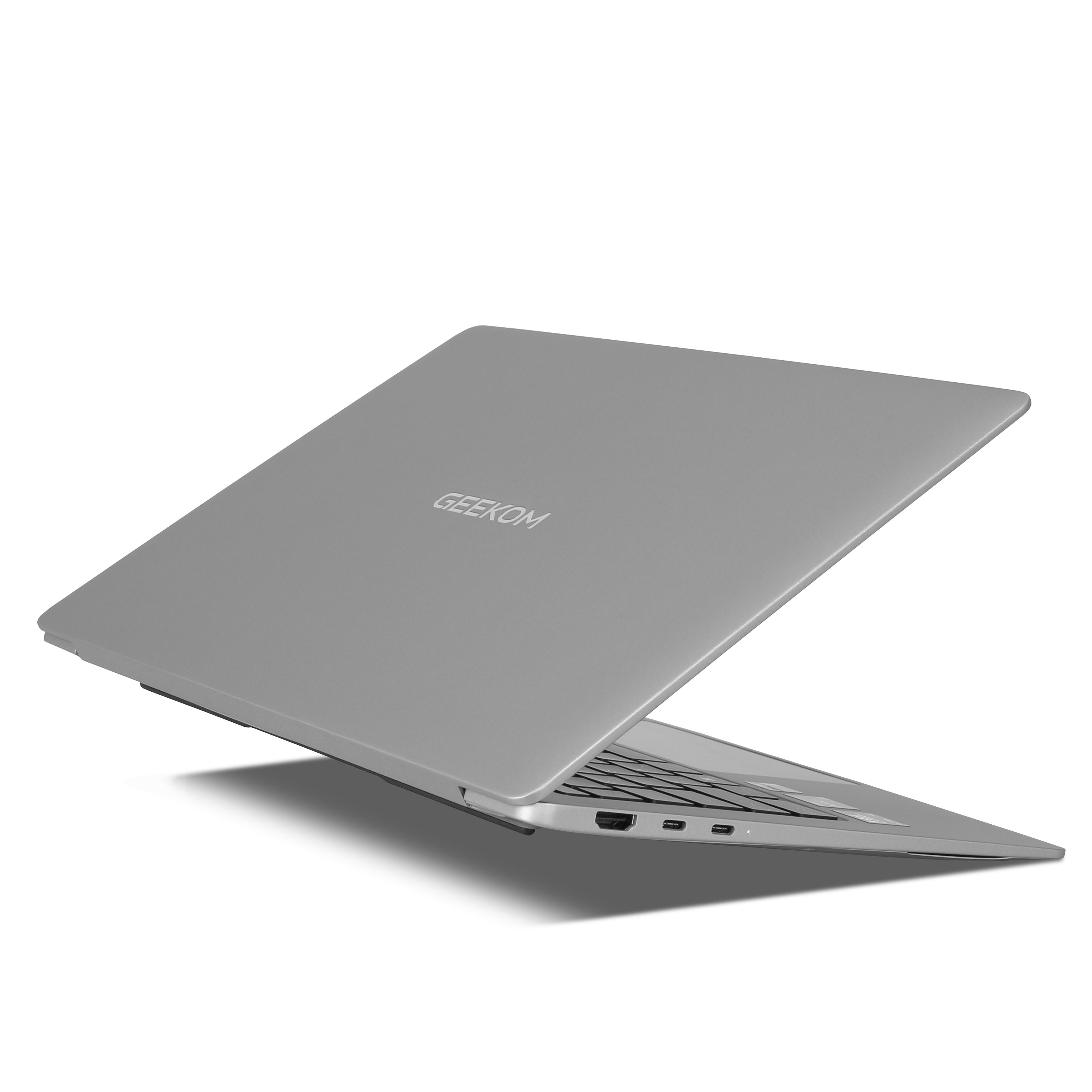 Ein silberner GEEKOM Laptop ist teilweise geöffnet, auf weißem Hintergrund.