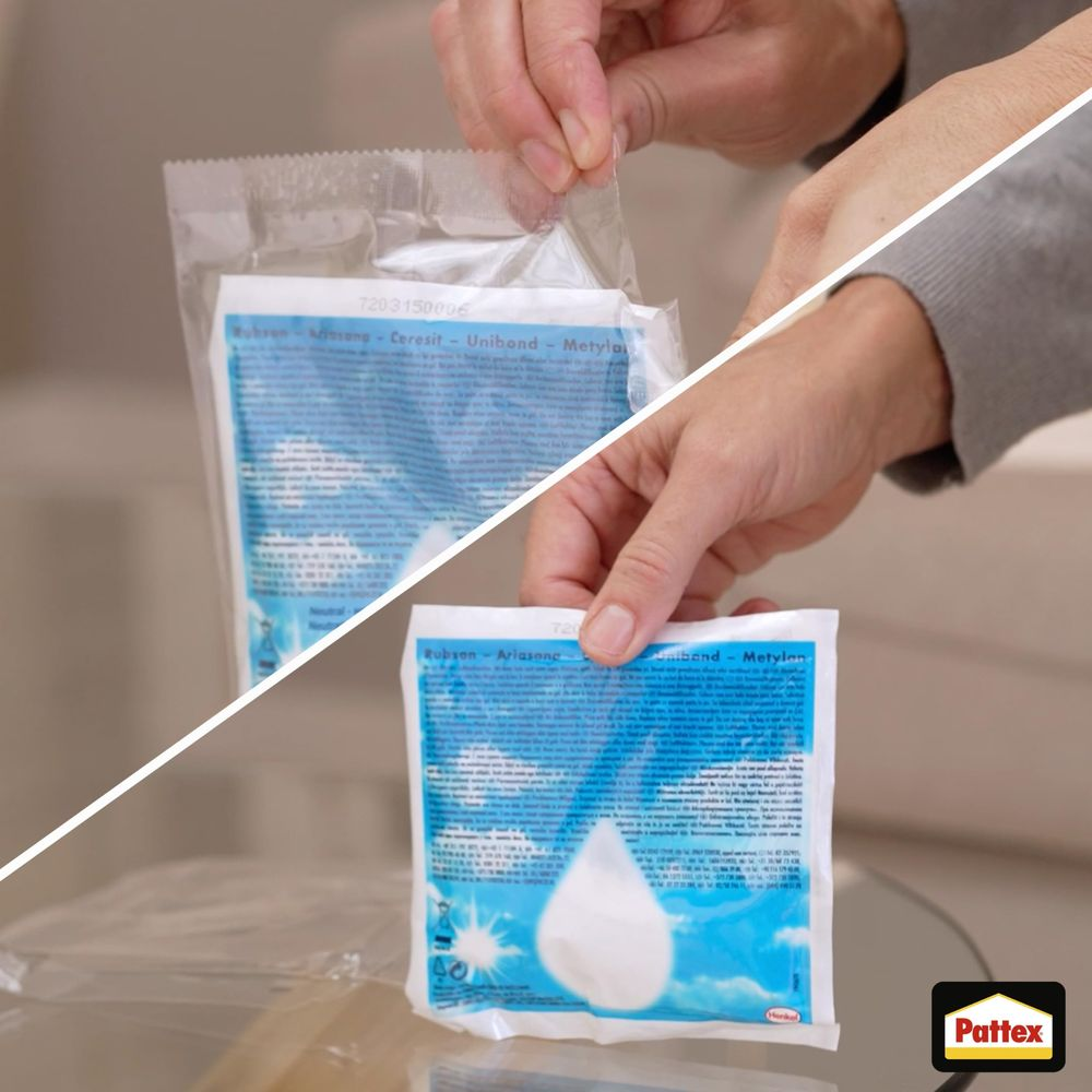 Mani aprono due confezioni. Una è trasparente, l'altra mostra una confezione blu.