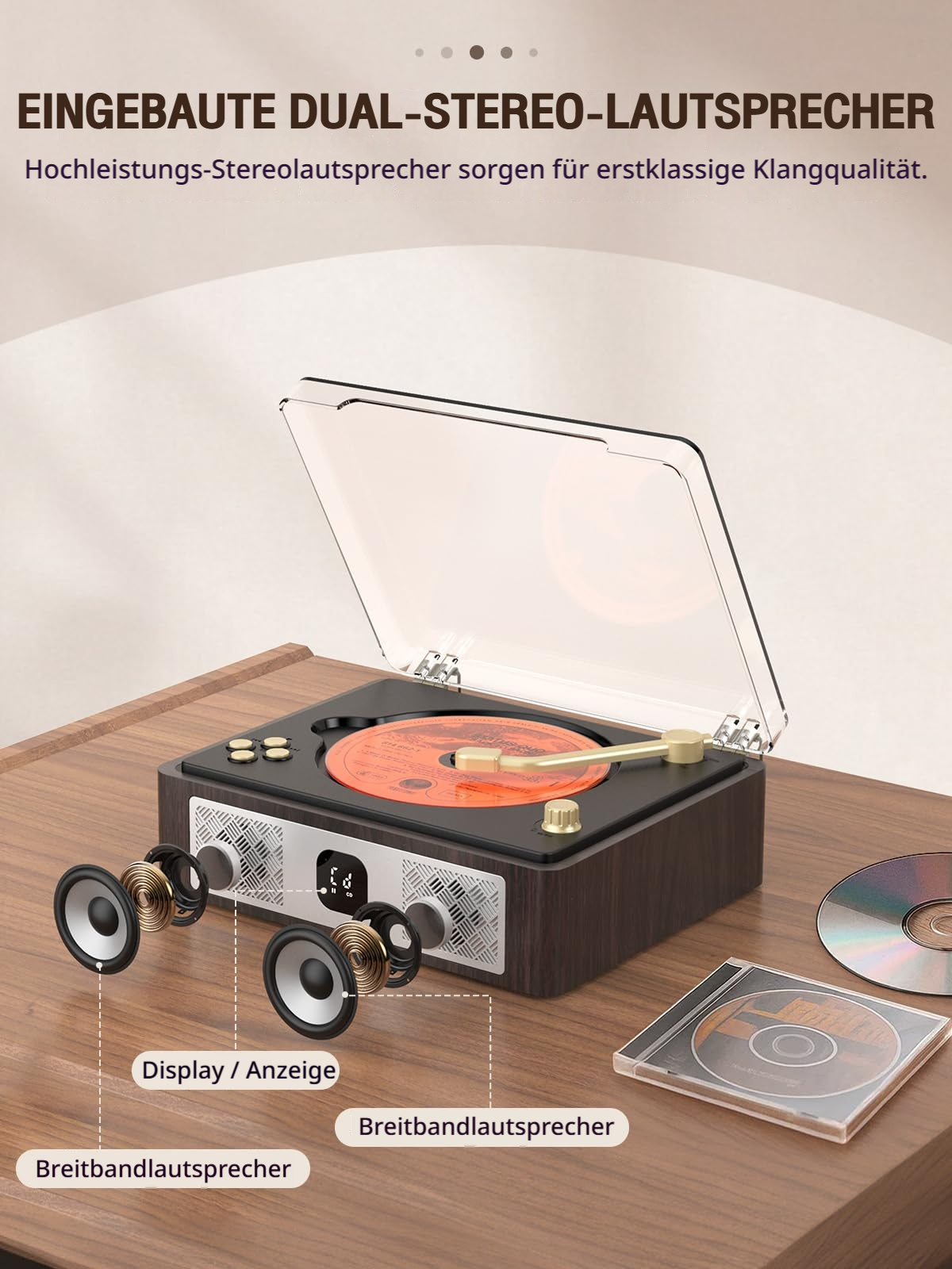 Ein Plattenspieler mit geöffnetem Deckel, zwei Lautsprechern und einem CD-Case daneben.