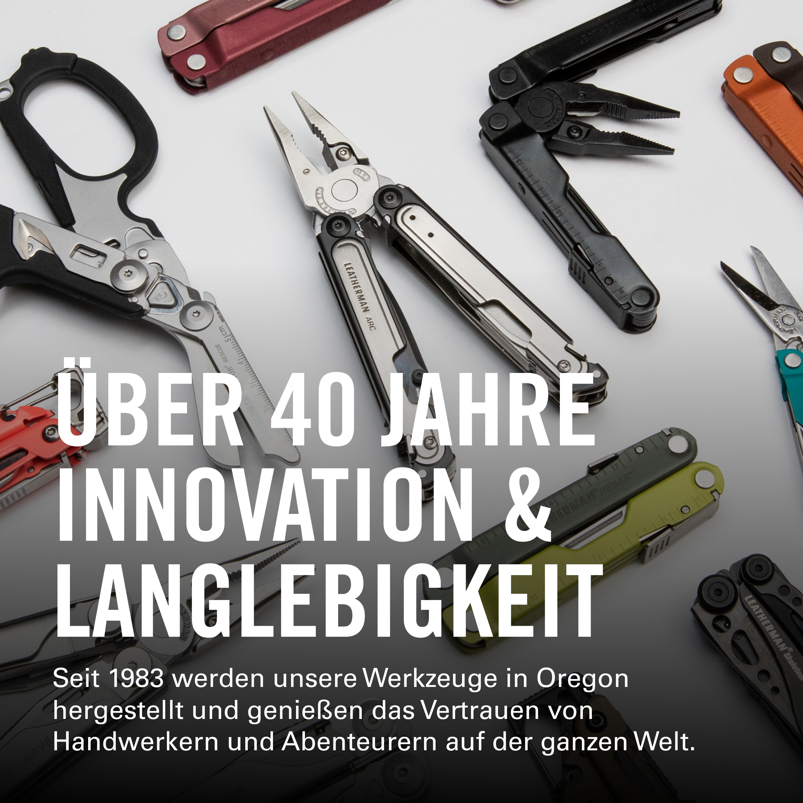 Mehrere Leatherman Werkzeuge in verschiedenen Farben und Größen auf weißem Hintergrund.