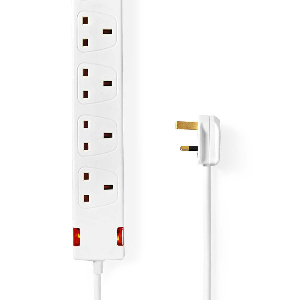 Weiße Steckdosenleiste mit vier Steckplätzen und einem Stecker daneben.