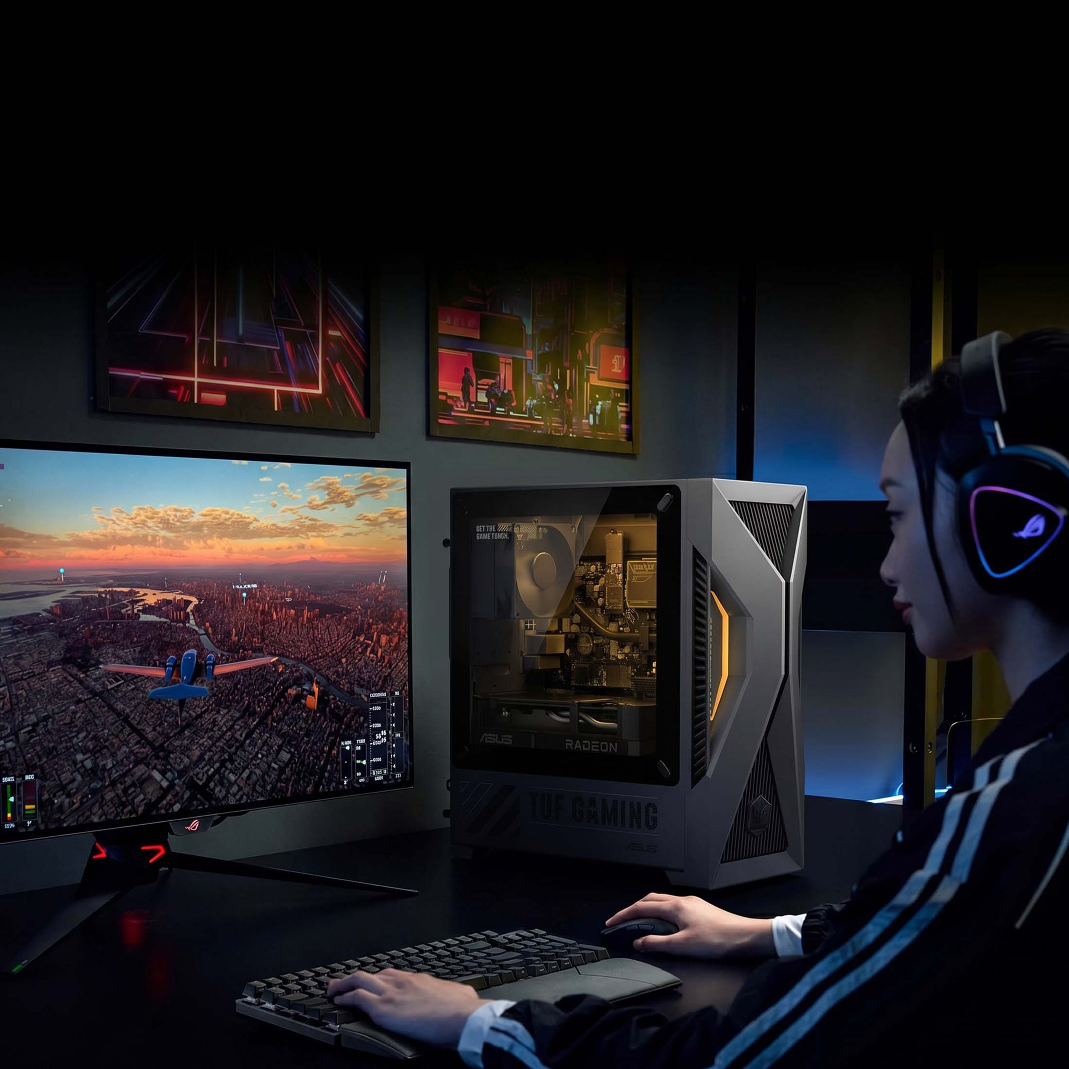 Eine Frau spielt ein Flugzeugspiel auf einem PC mit RGB-beleuchteten Kopfhörern.