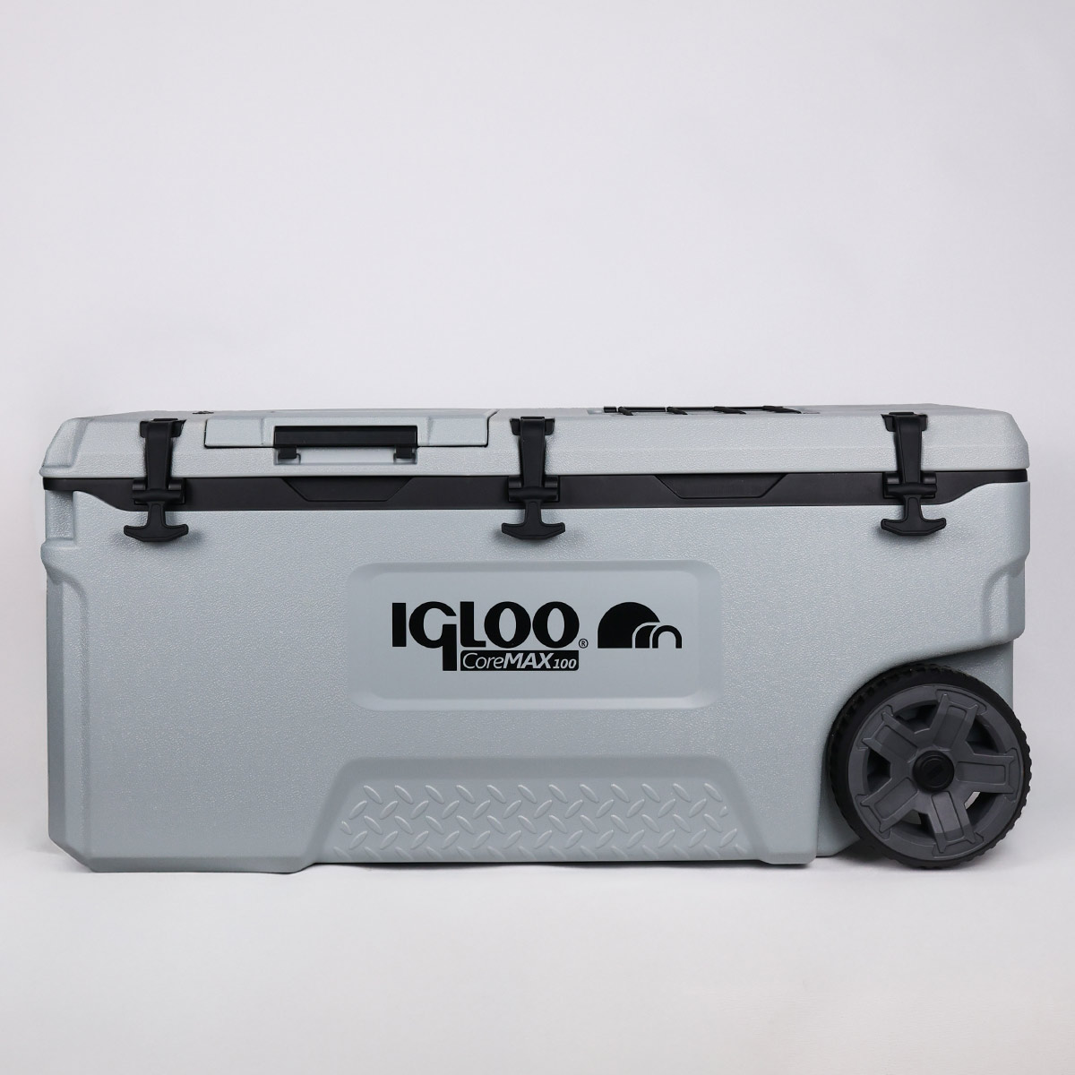 Tekerlekli ve siyah mandallı büyük, açık gri Igloo soğutucu. Beyaz arka plan.
