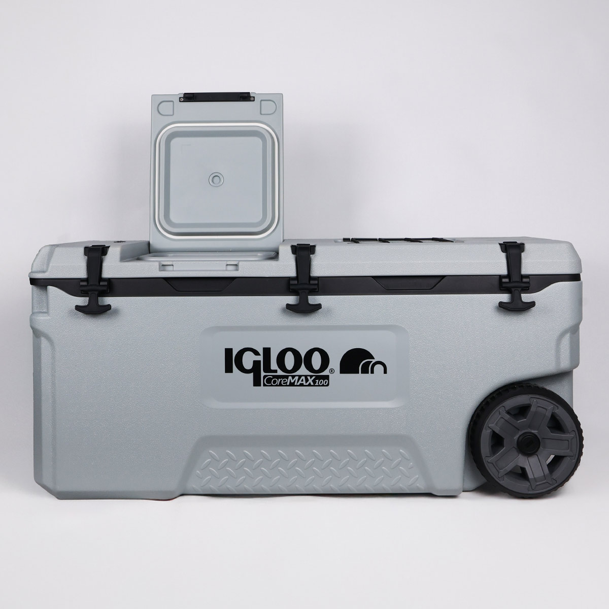 Tekerlekli gri soğutucu, kapak açık. IGLOO CoreMAX100 logosu bulunur.