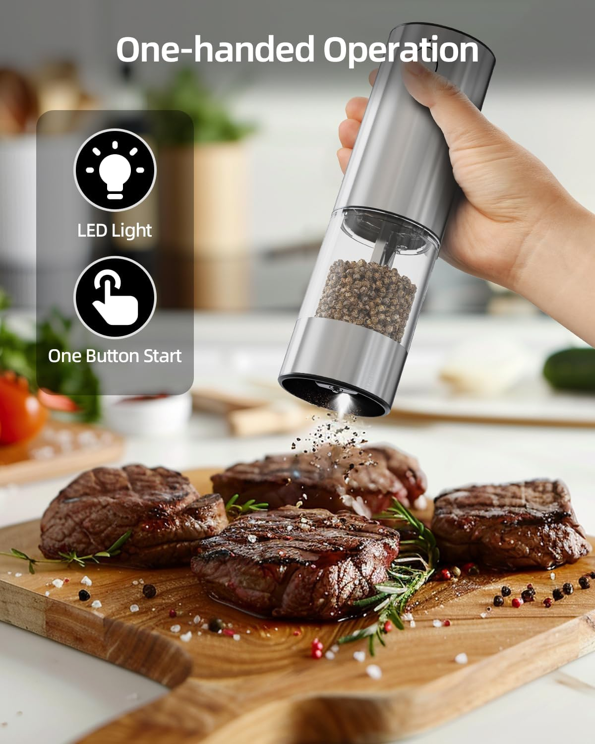 Elektrische Pfeffermühle mahlt Pfeffer über Steaks auf einem Holzbrett.