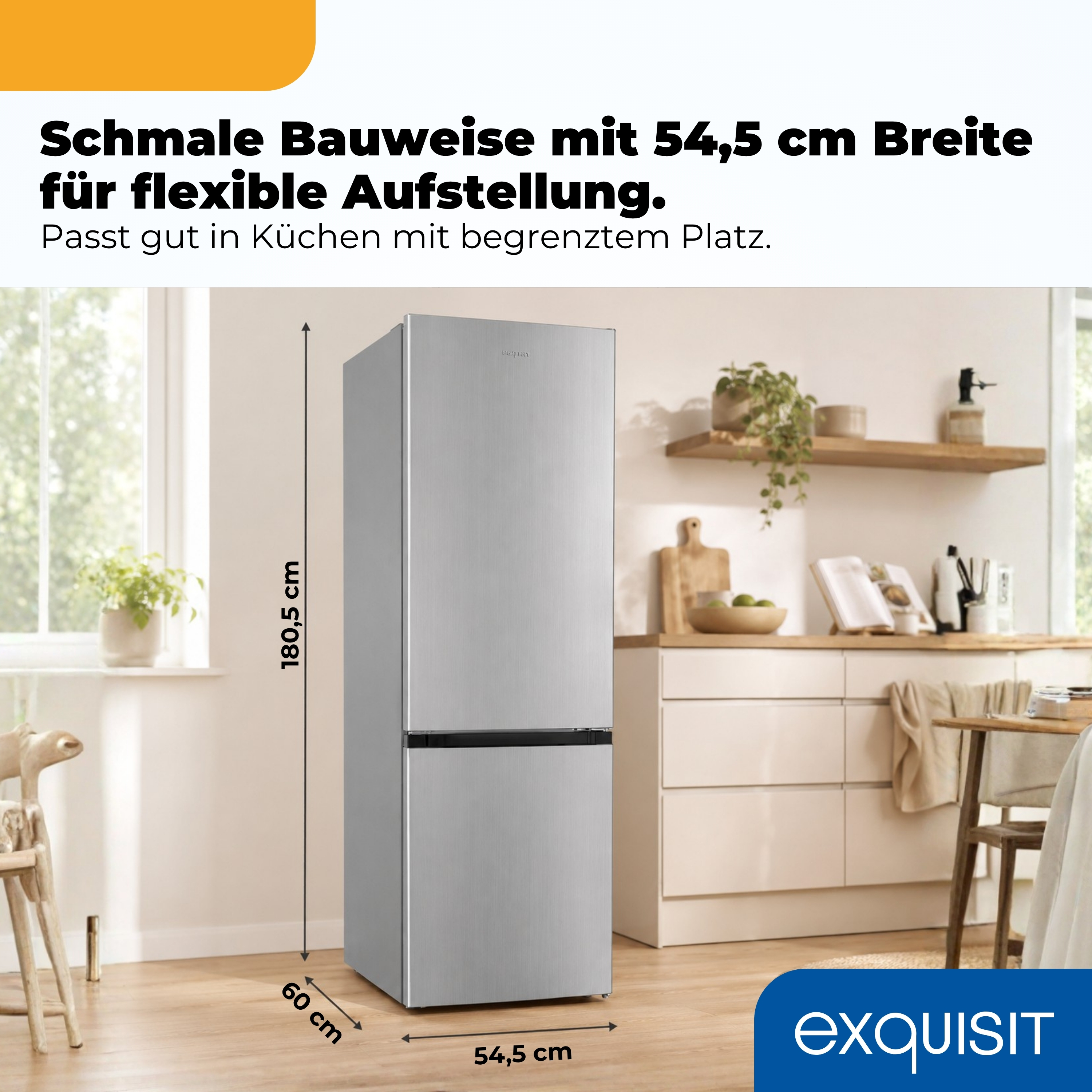 Ein schmaler, silberner Kühlschrank mit 54,5 cm Breite in einer Küche.