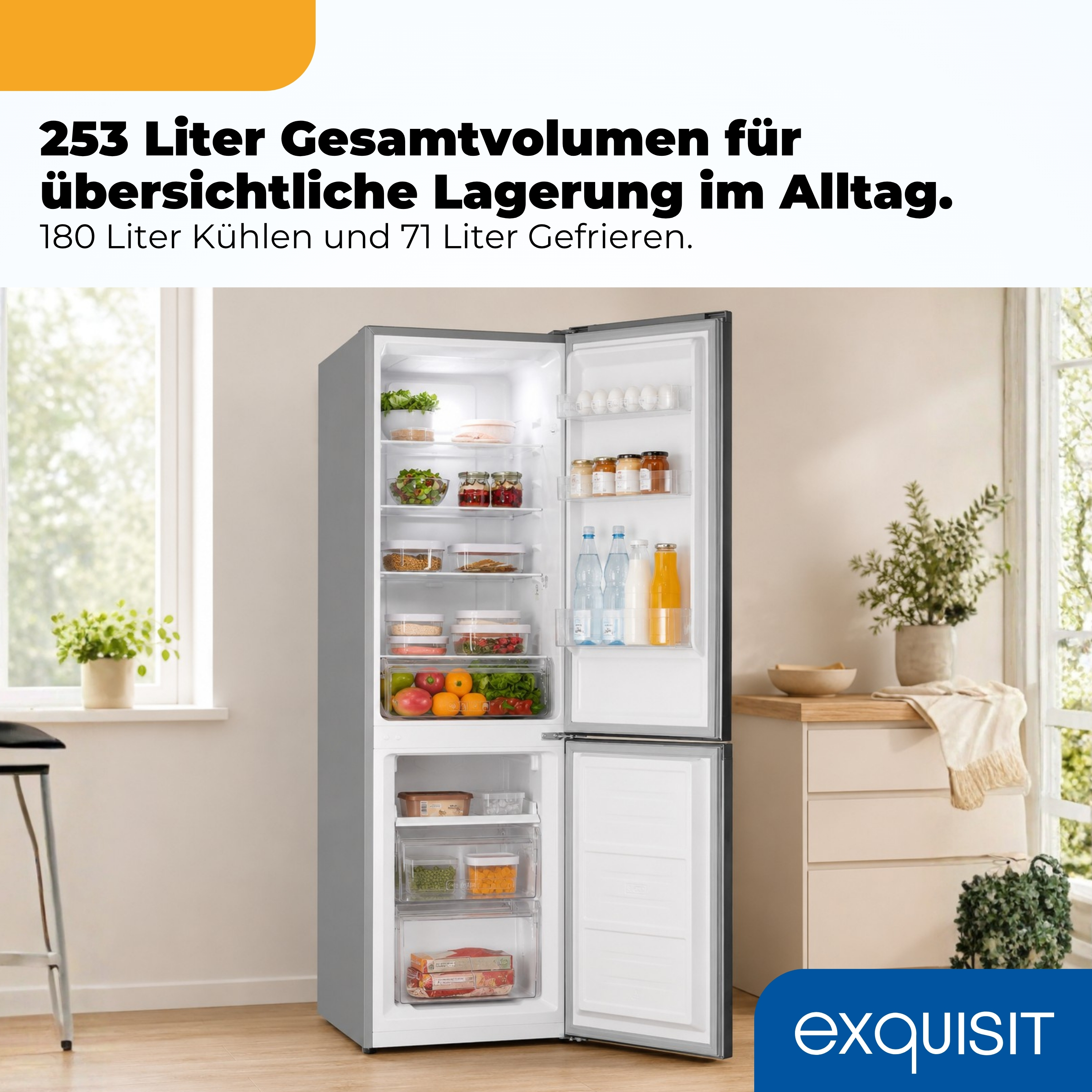 Ein offener Kühlschrank mit Lebensmitteln, daneben ein Tisch und ein Fenster.
