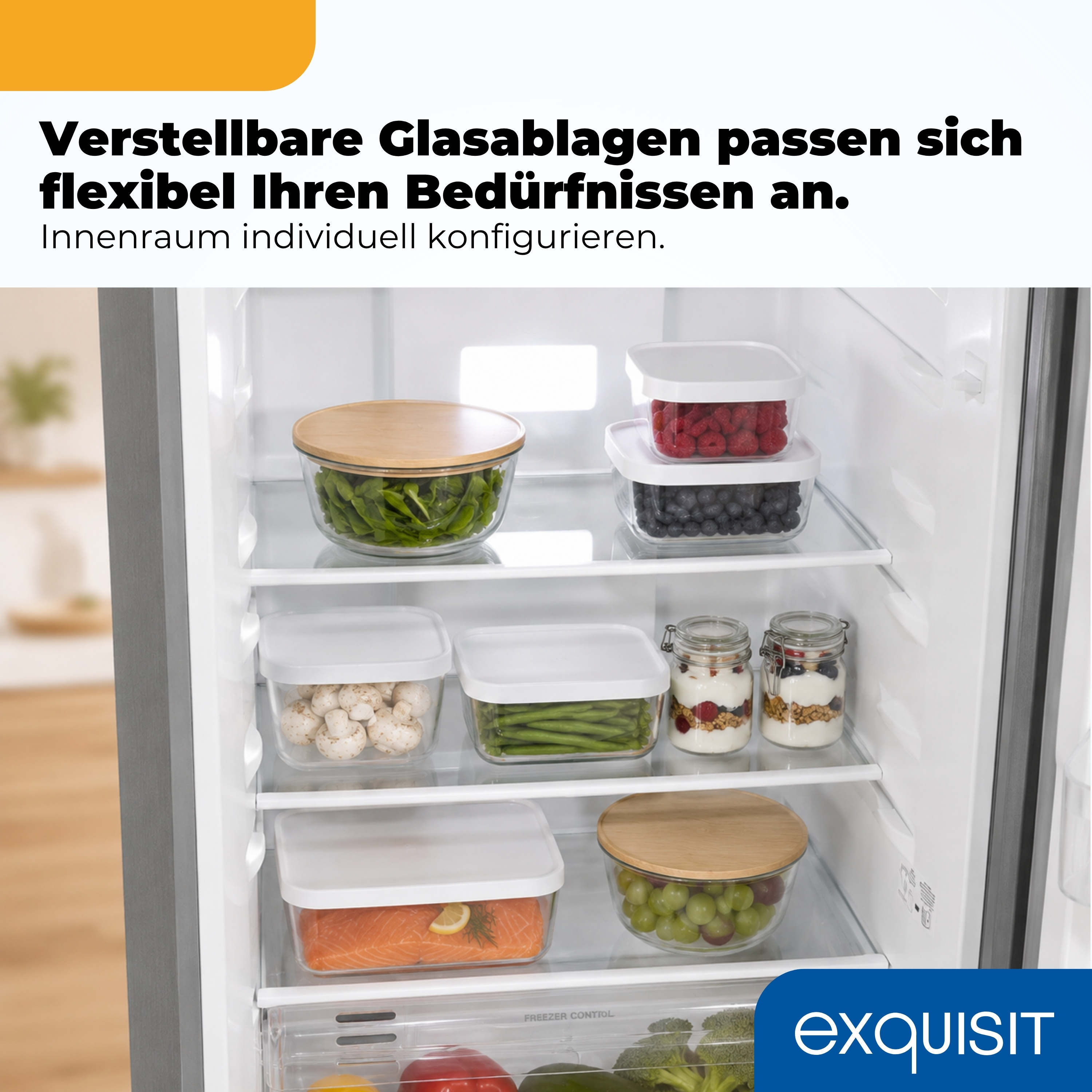Kühlschrank mit verschiedenen Lebensmitteln in Glasbehältern und Gläsern.
