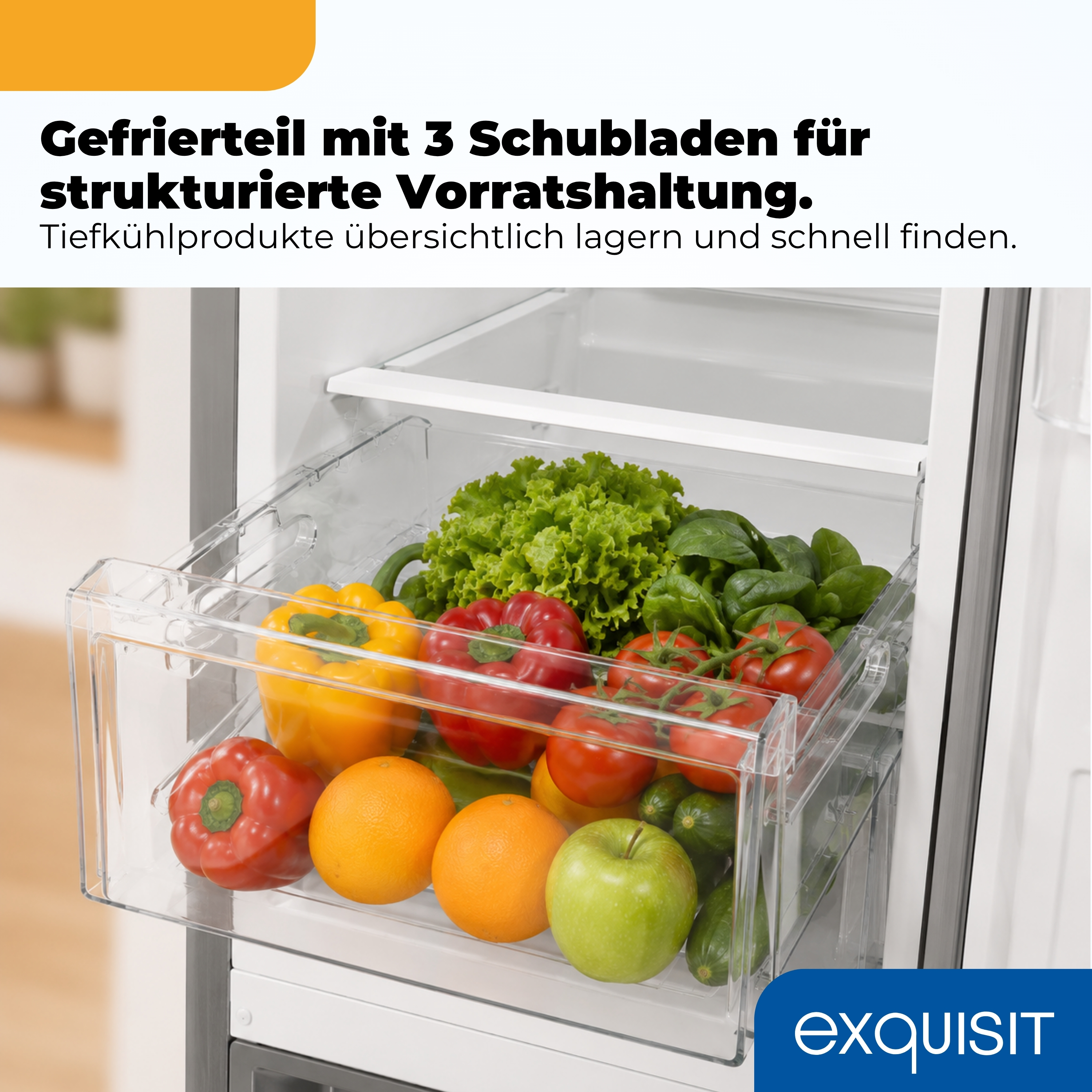Offenes Kühlschrankfach mit mehreren transparenten Schubladen, gefüllt mit Obst und Gemüse.