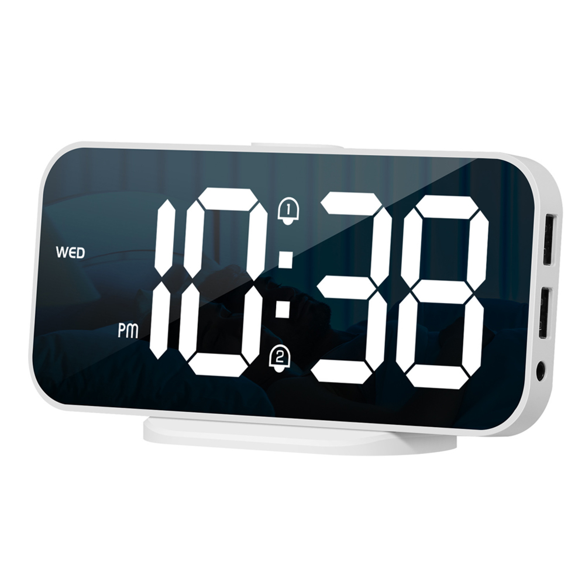 Ein weißer Digitalwecker zeigt 10:38 PM an, mit einer Person im Bett dahinter.