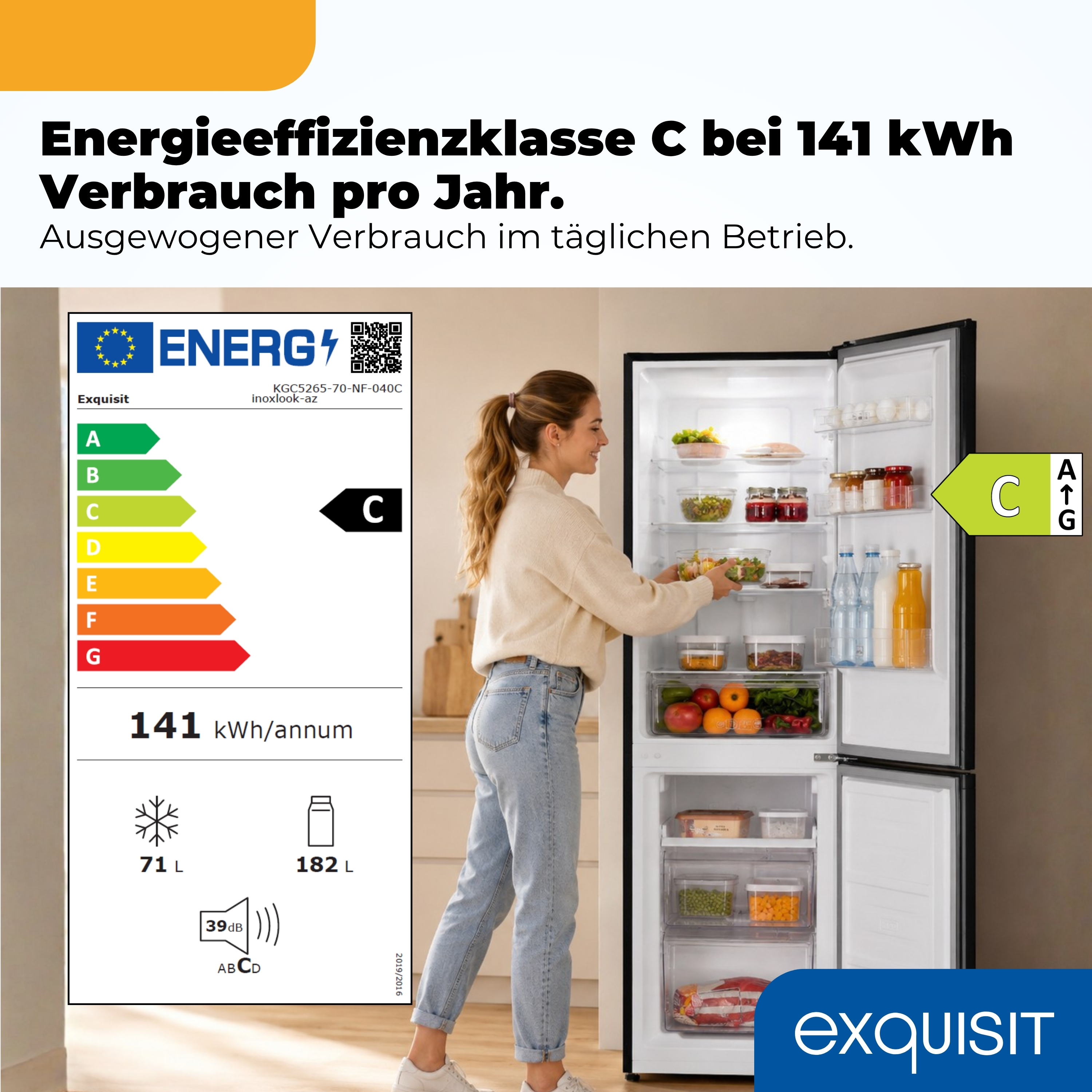 Kühlgefrierschrank mit Energieeffizienzklasse C. Eine Frau räumt Lebensmittel ein.