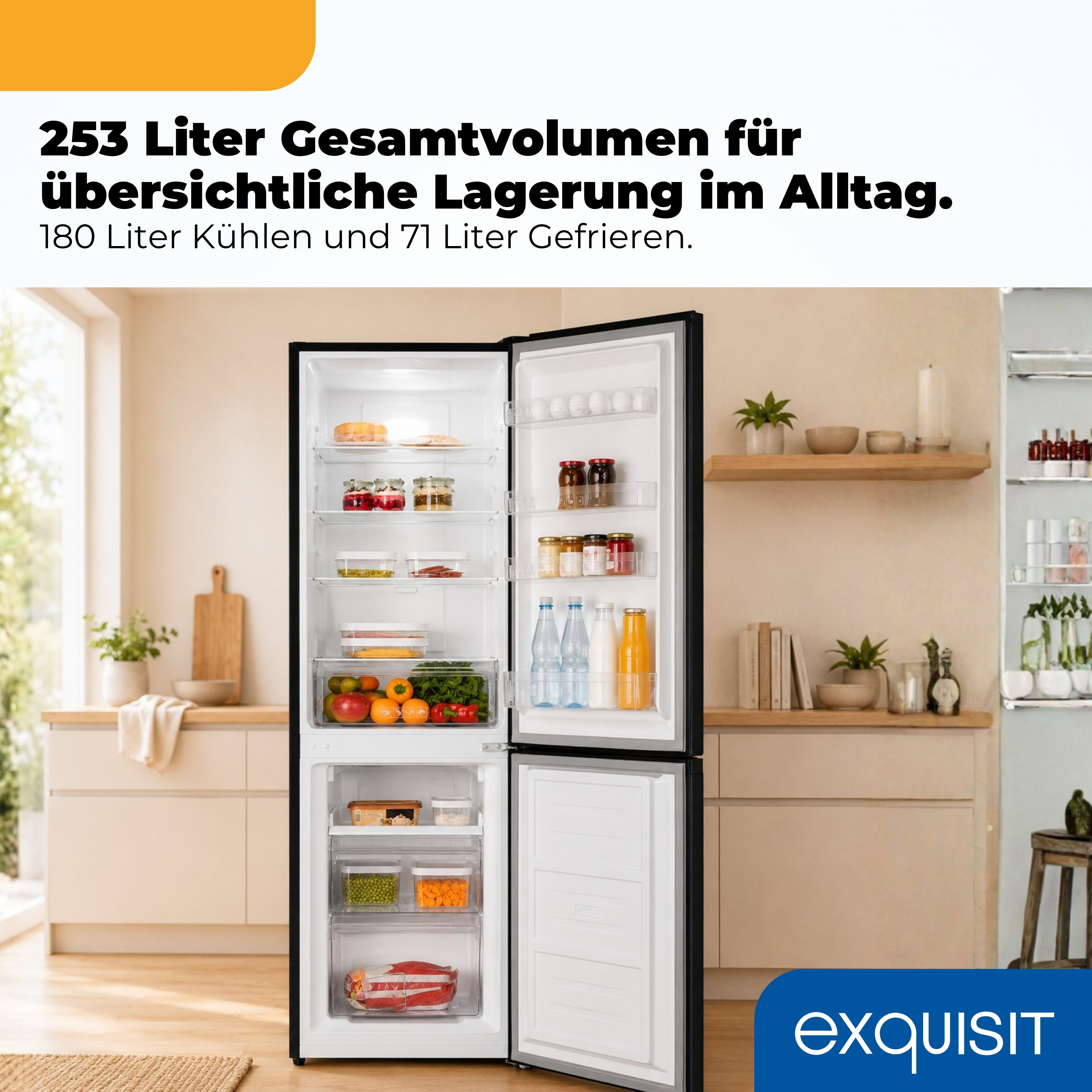 Ein offener Kühlschrank mit Lebensmitteln, daneben eine Küchenzeile mit Deko.