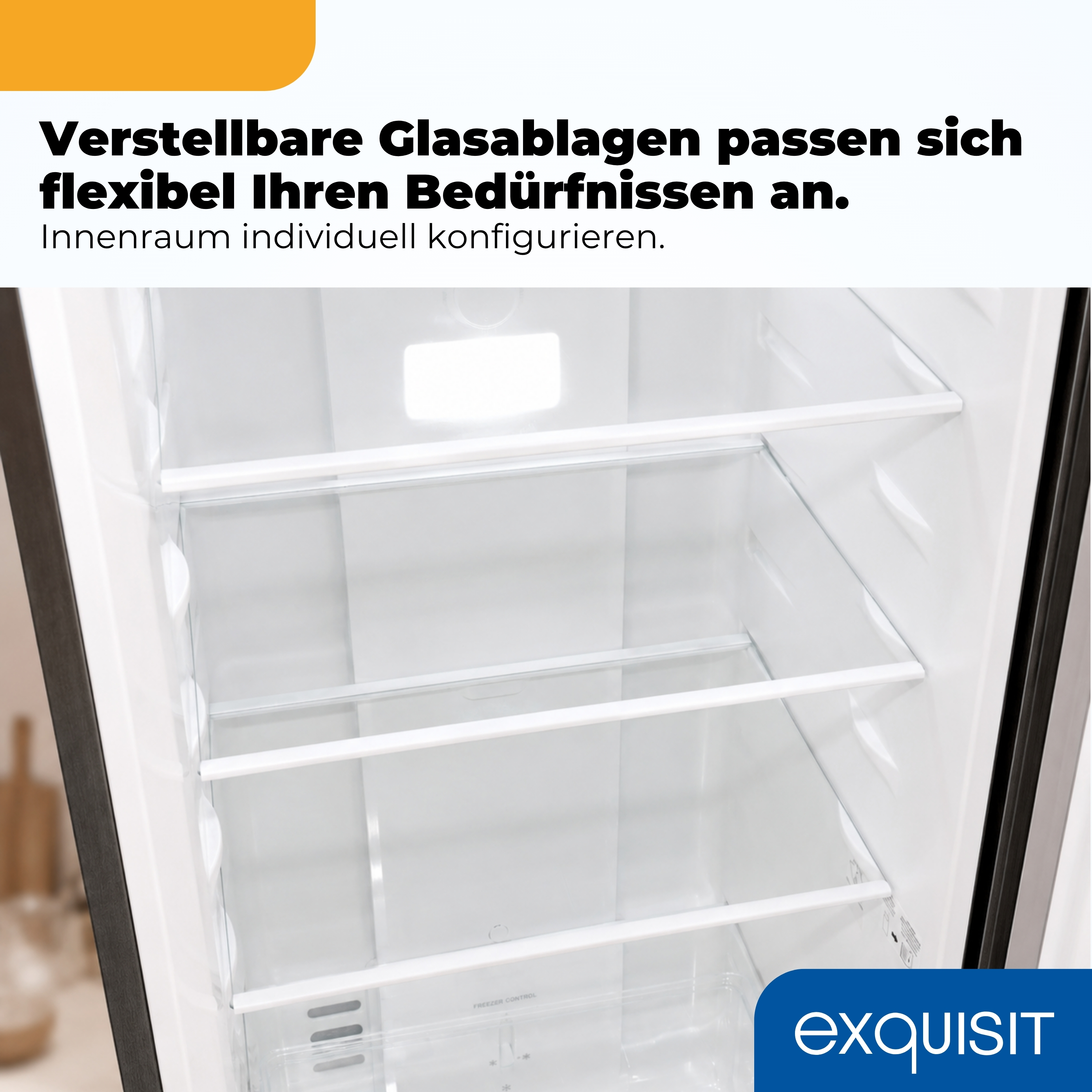 Ein leerer Kühlschrank mit verstellbaren Glasböden und einem Licht.