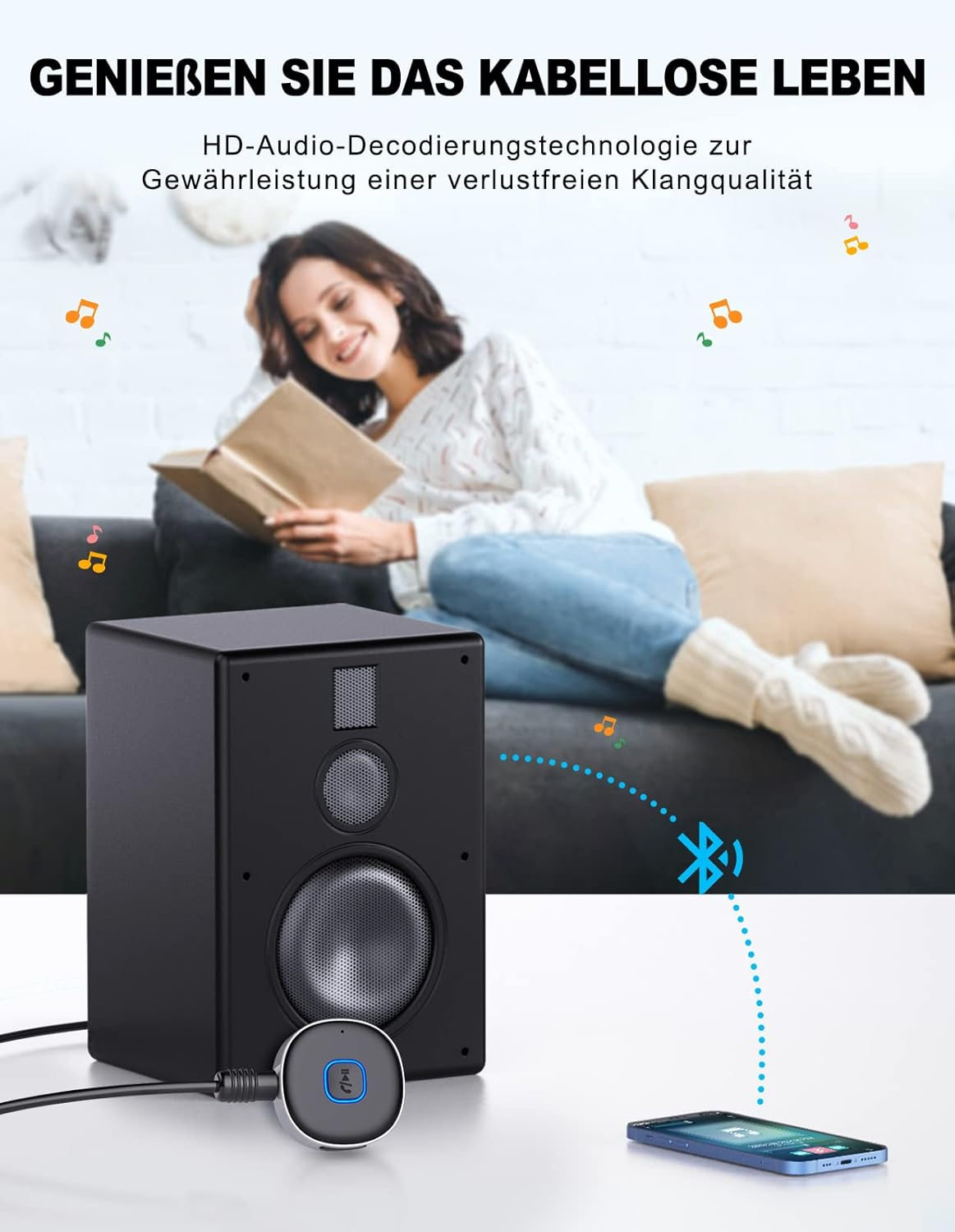 Eine Frau liest auf einem Sofa, während ein Lautsprecher und ein Smartphone verbunden sind.