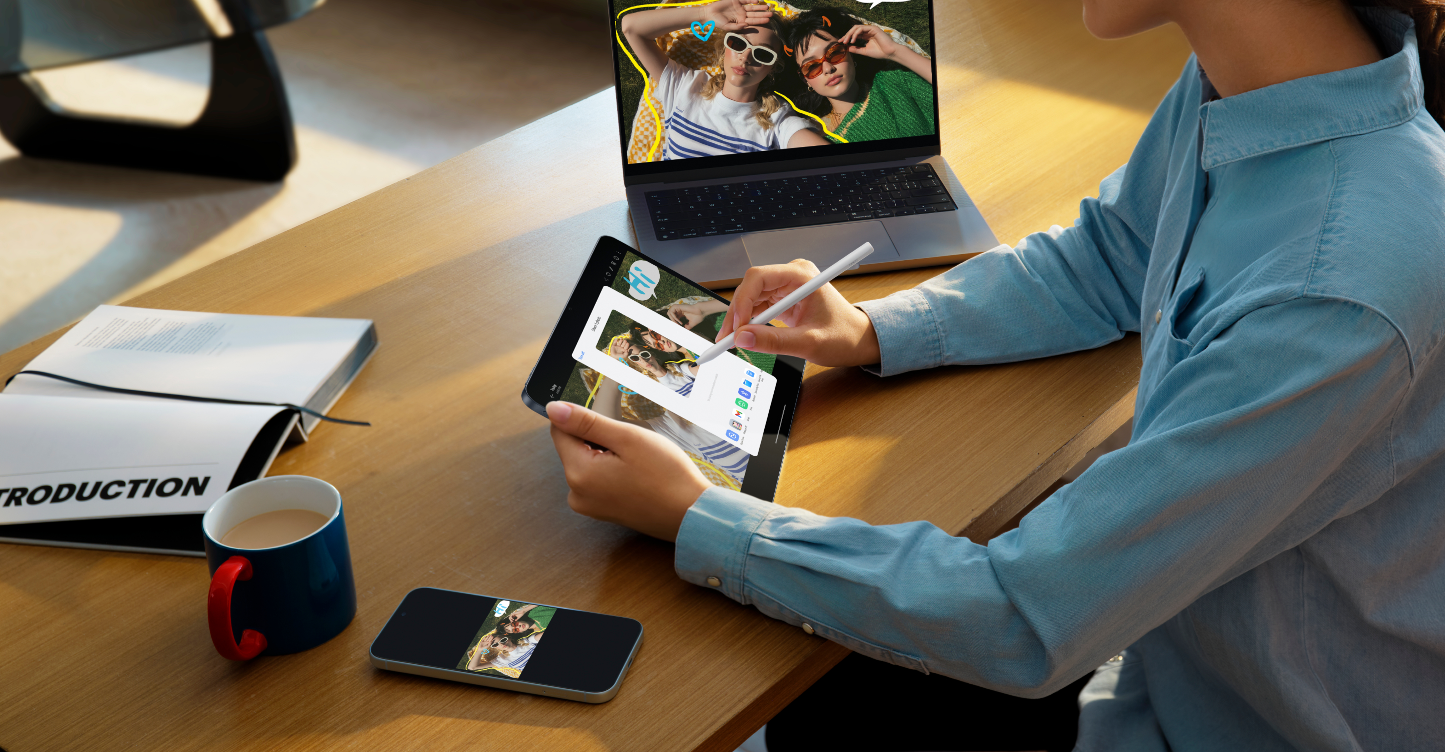 Person bearbeitet Foto auf Tablet, Laptop & Handy zeigen ähnliche Bilder.