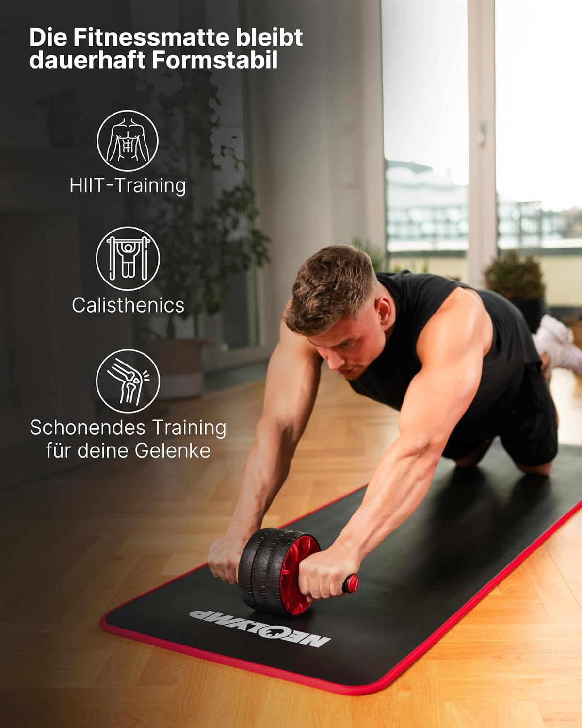 Mann trainiert mit Bauchtrainer auf schwarzer Matte mit rotem Rand.