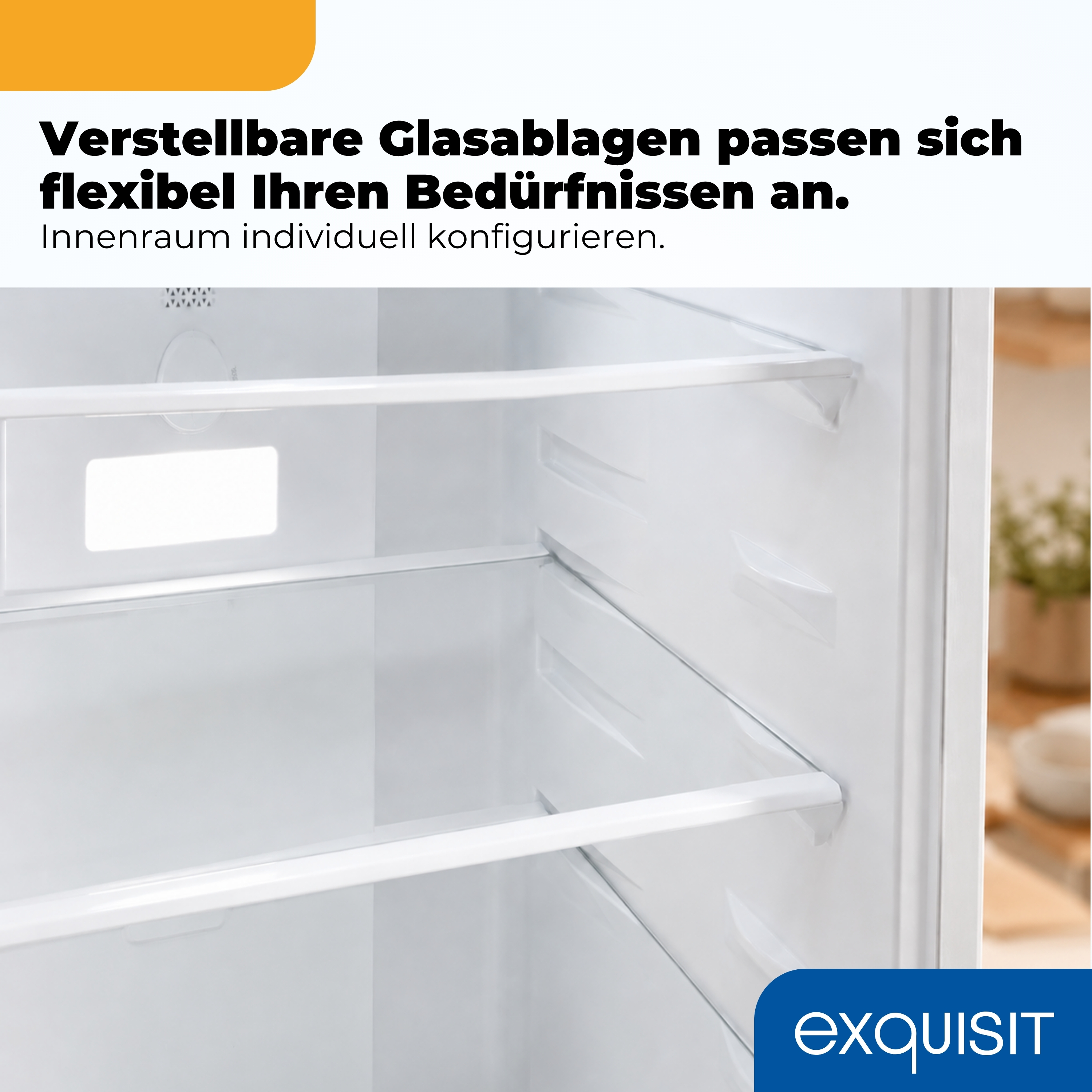 Innenraum eines Kühlschranks mit Glasablagen und weißer Innenausstattung.
