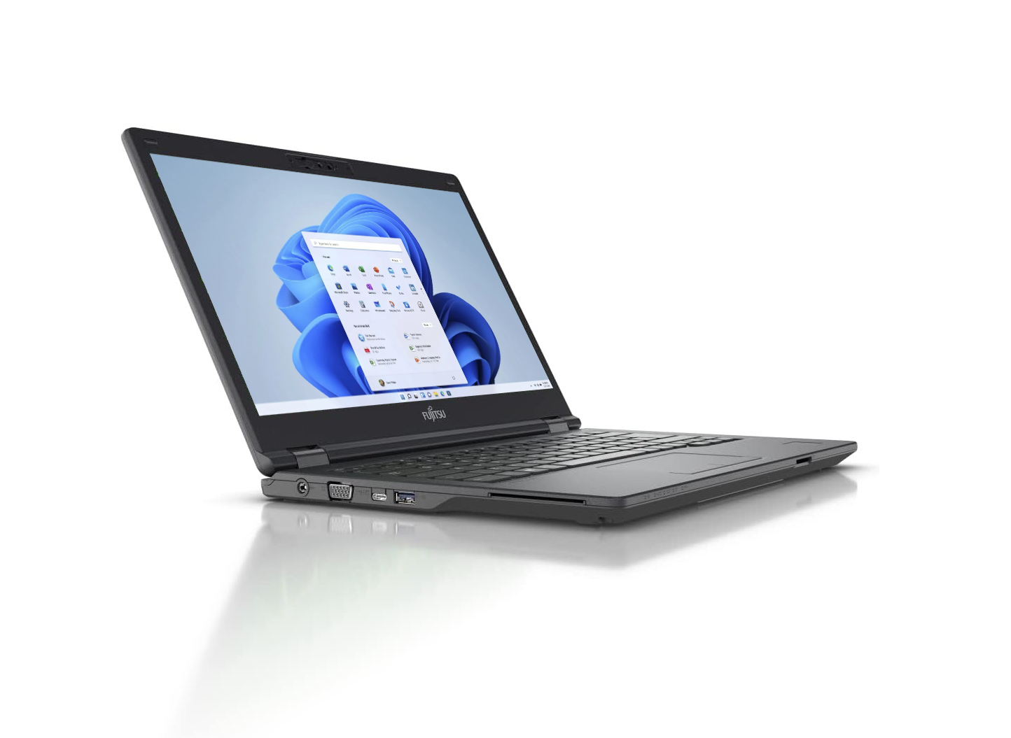 Ein geöffneter, dunkler Fujitsu-Laptop mit Windows 11-Startmenü auf dem Bildschirm.