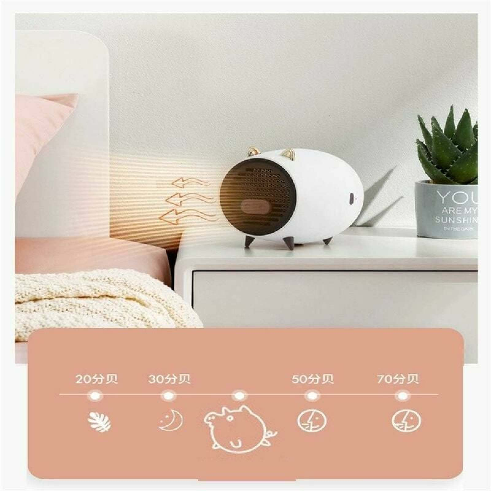 Ein weißer Schweine-Heizer mit Ohren steht auf einem Nachttisch neben einem Bett.