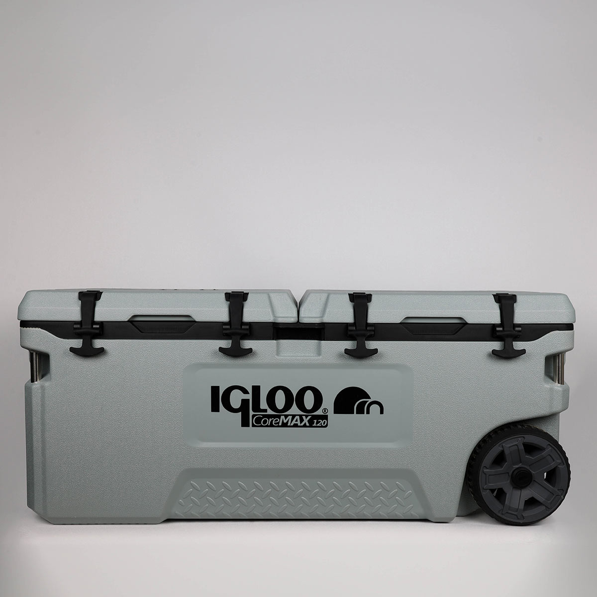 Siyah mandallı ve tekerlekli açık gri Igloo soğutucu. Logo görünür durumda.