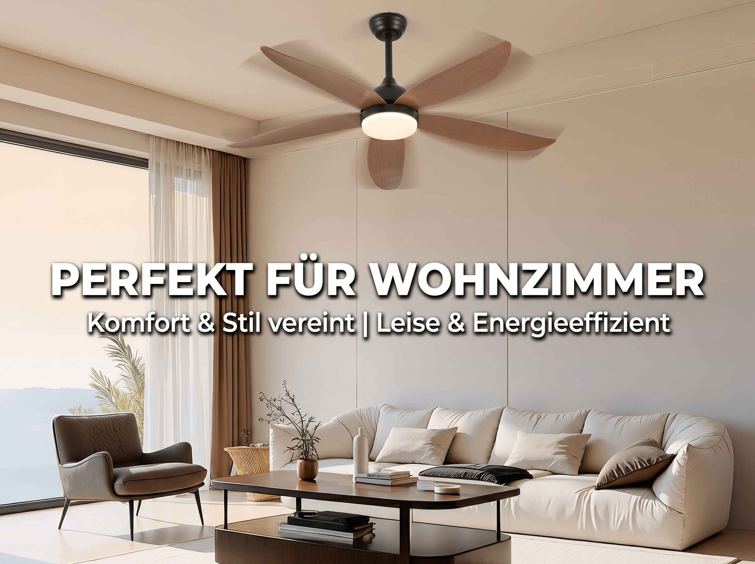 Ein Deckenventilator mit Holzflügeln und Licht über einem Sofa.