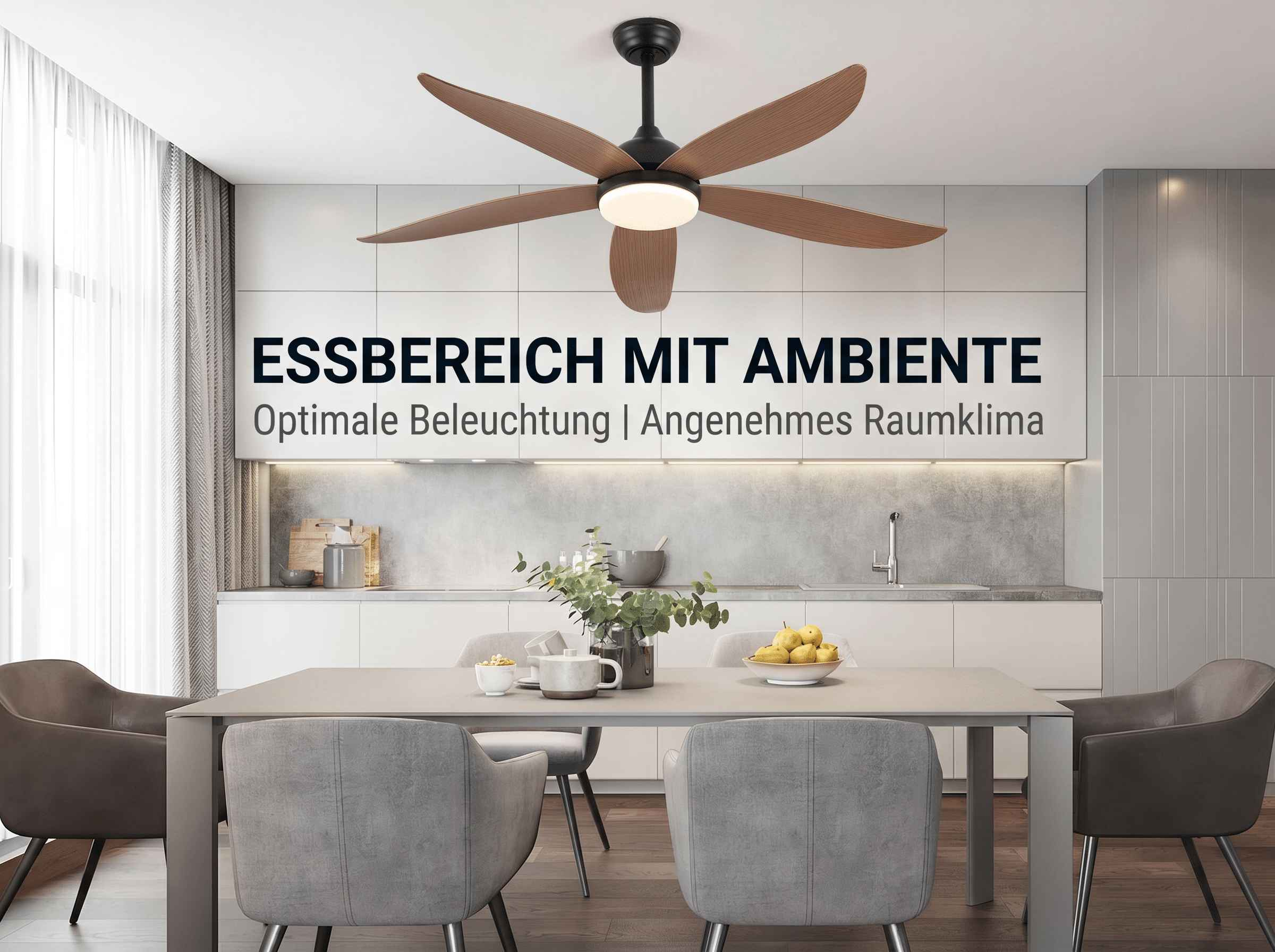 Esszimmer mit Deckenventilator, Tisch, Stühlen und Küchenzeile.