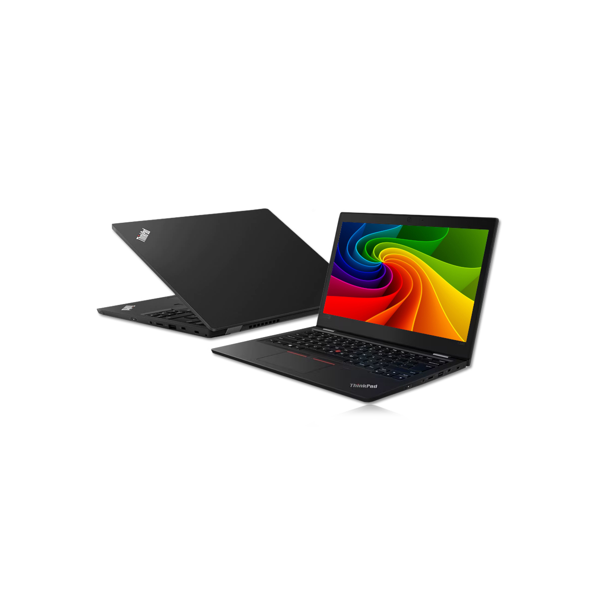 Zwei schwarze ThinkPads nebeneinander mit einem Regenbogen-Hintergrundbild auf einem Bildschirm.
