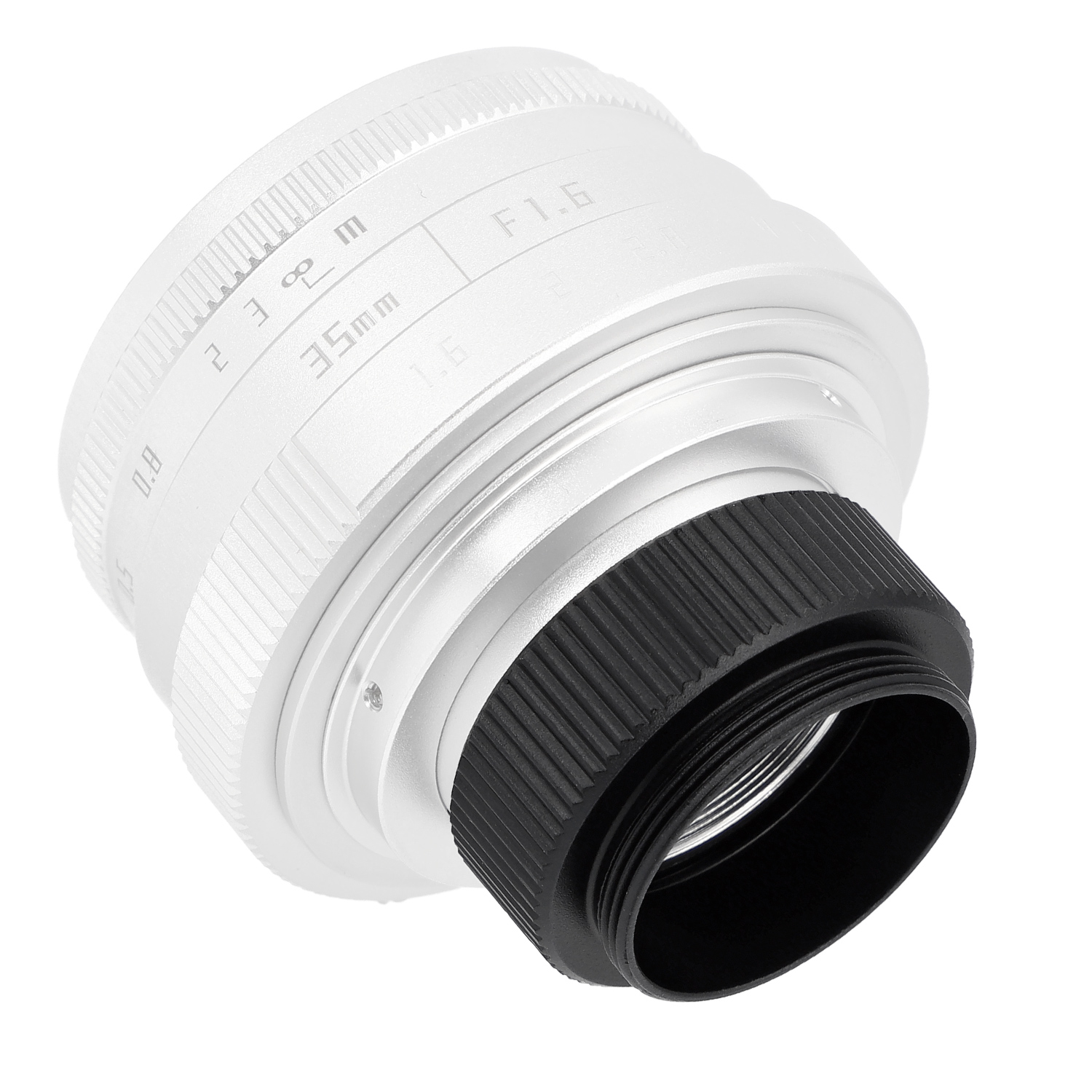 Nahaufnahme eines silbernen Objektivs mit "35mm" und "F1.6"-Markierungen und einem schwarzen Anschluss.