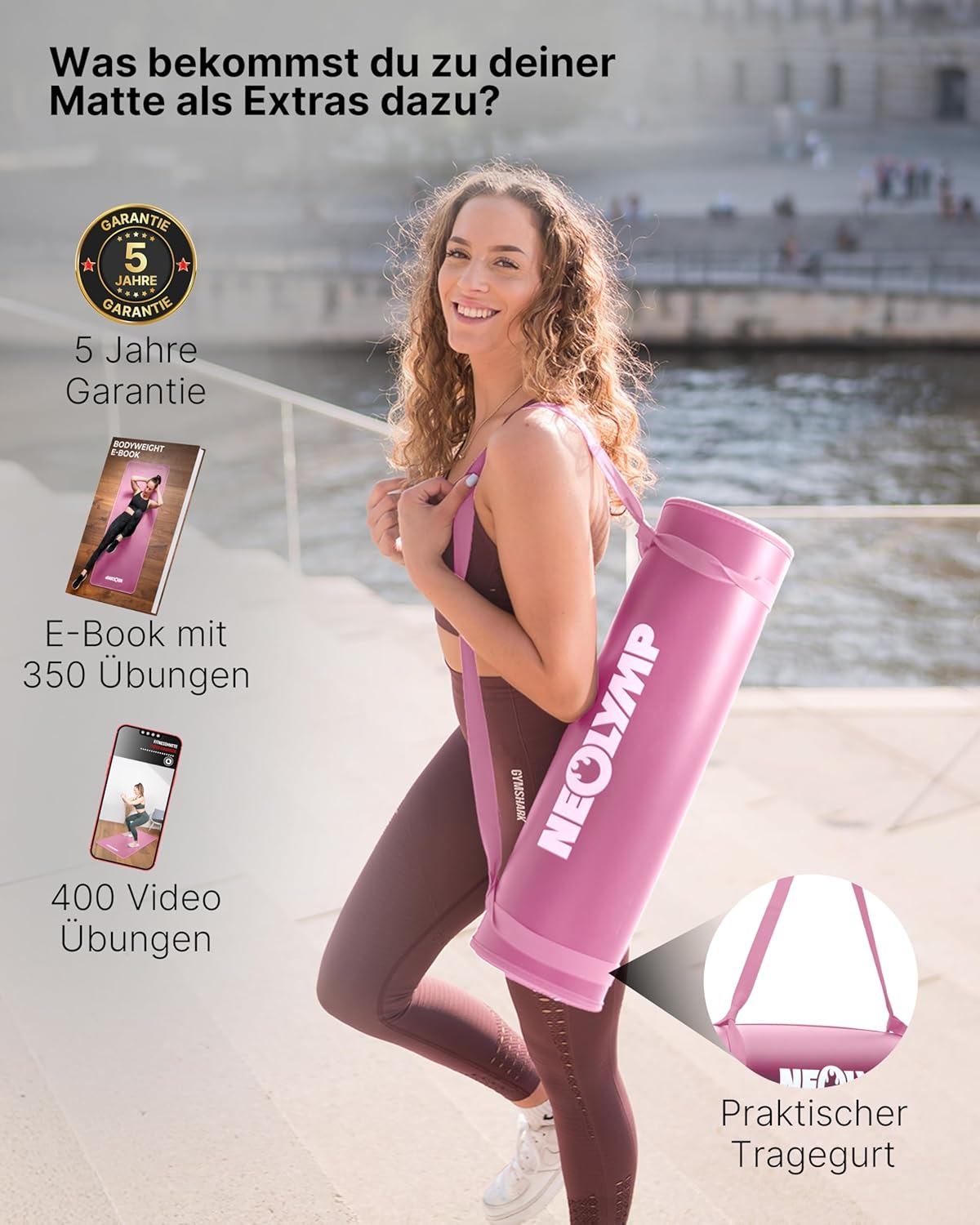 Frau mit Sportmatte, E-Book und Handy zeigt Extras.