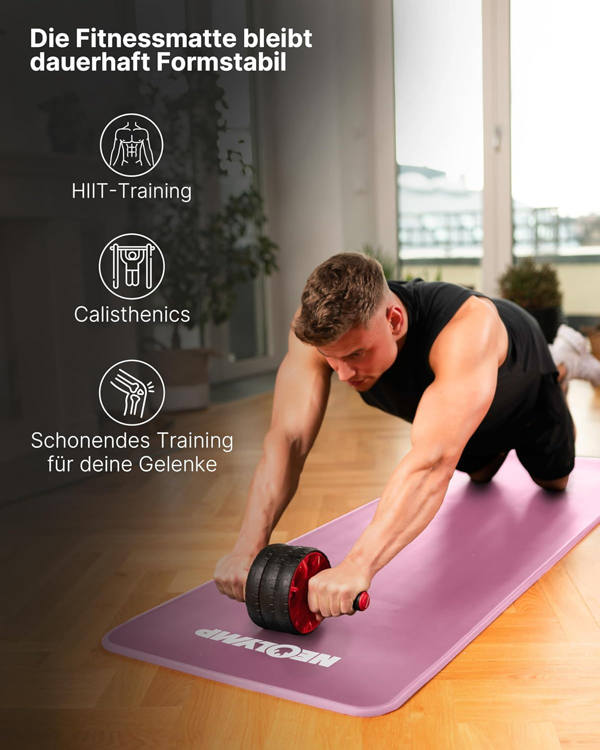 Mann benutzt Bauchtrainer auf violetter Matte. Text beschreibt Fitness.